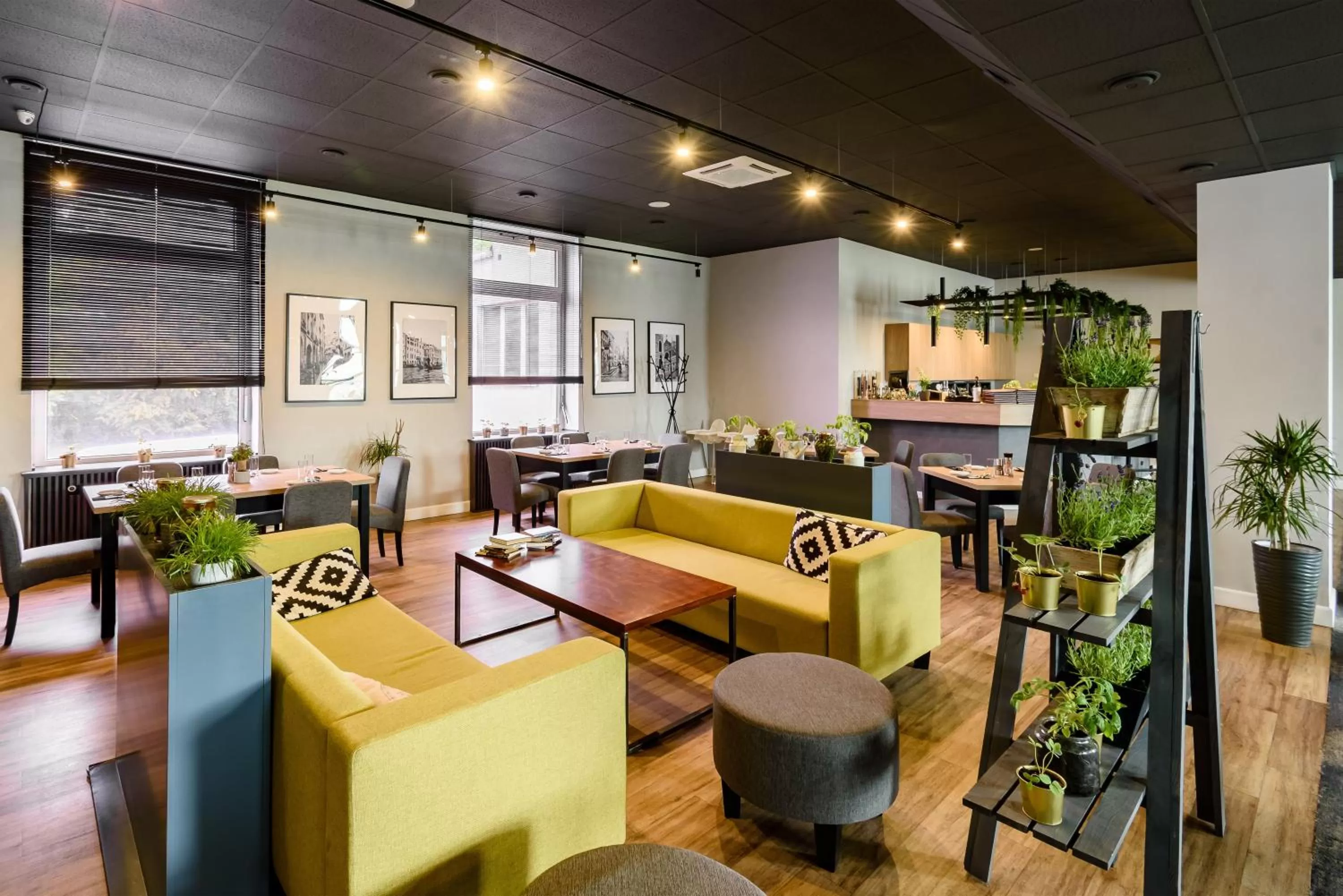 Restaurant/places to eat in Hotel IOR