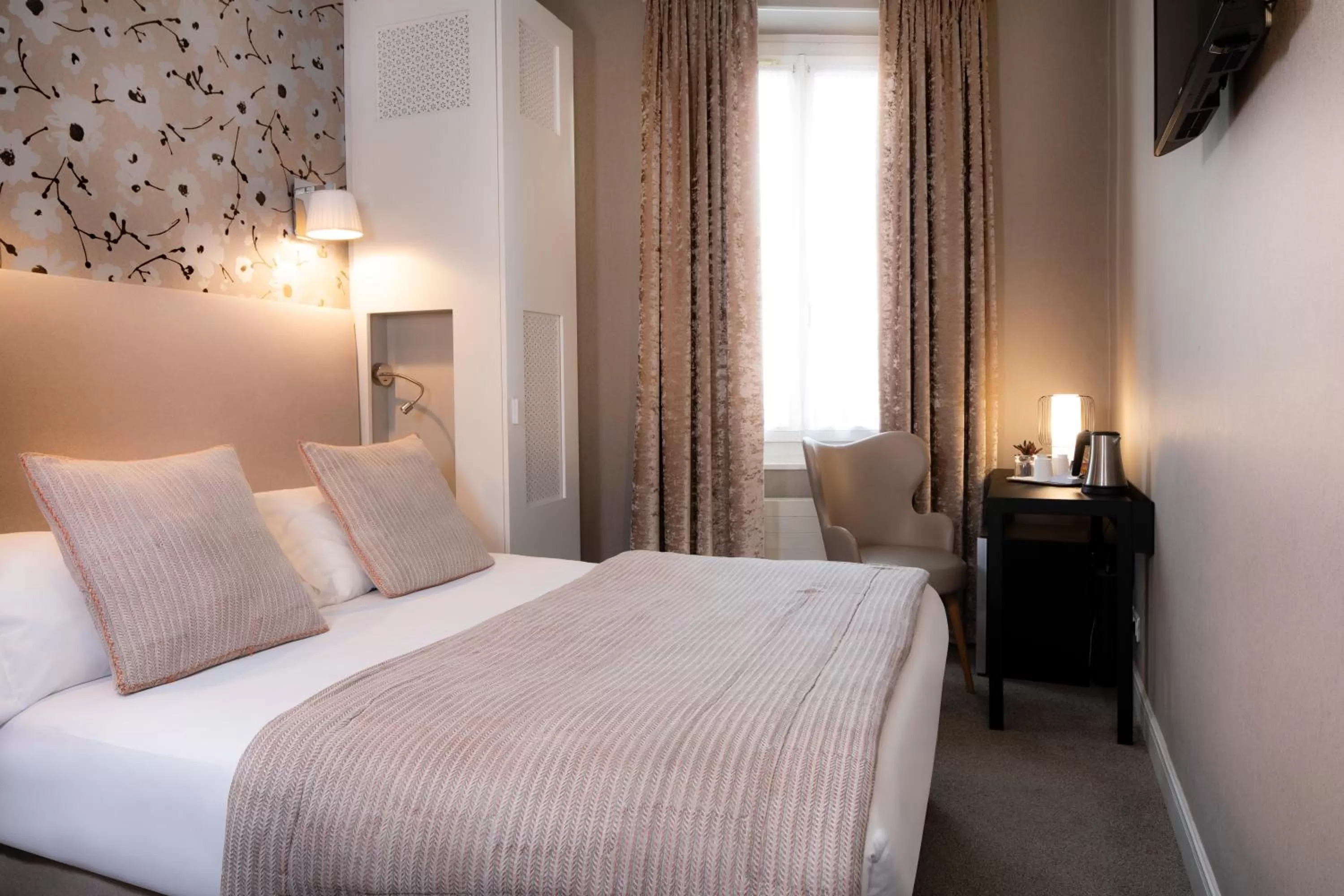 Coffee/tea facilities, Bed in Hôtel Plaza Étoile