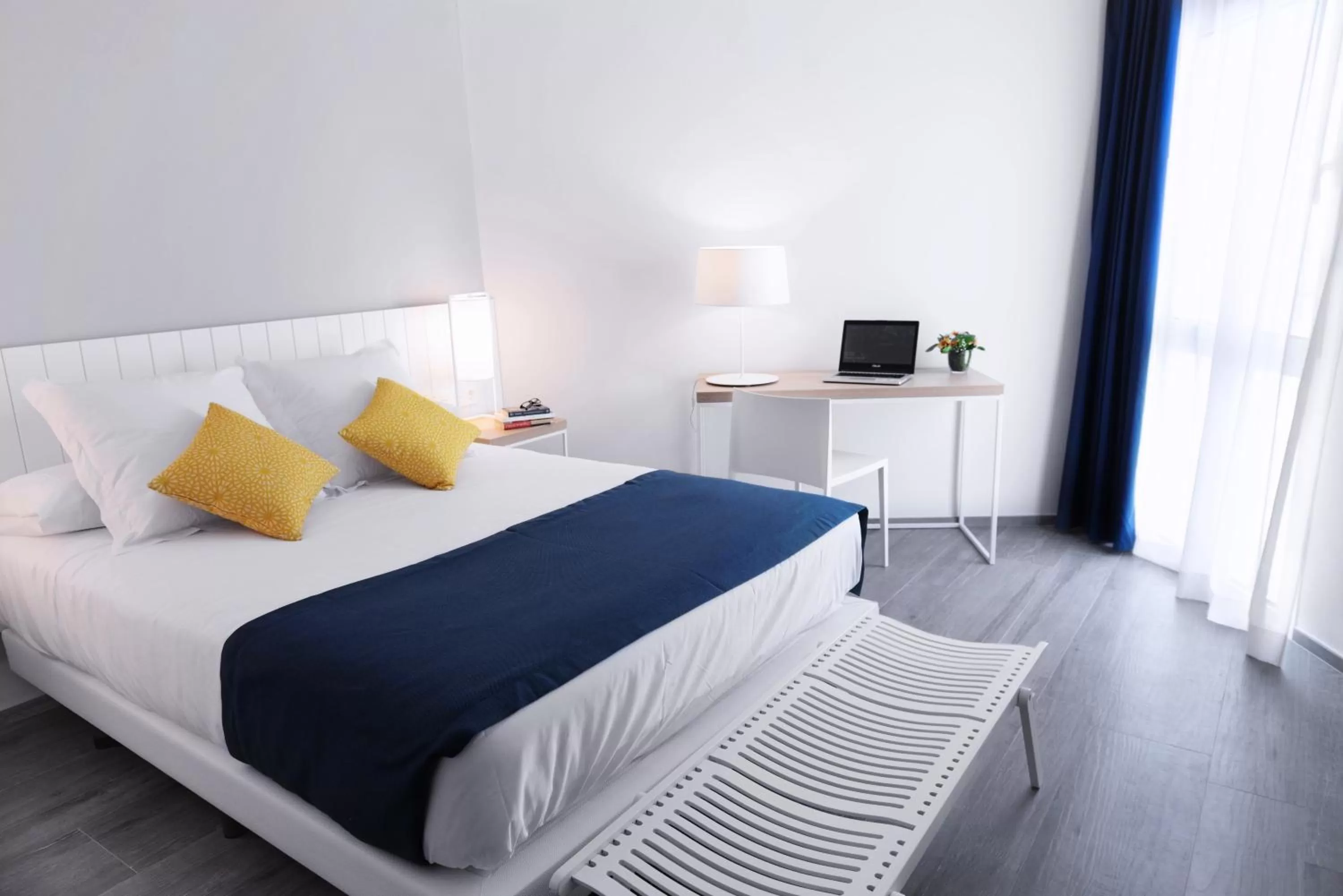 Seating area, Bed in Hotel Agaró