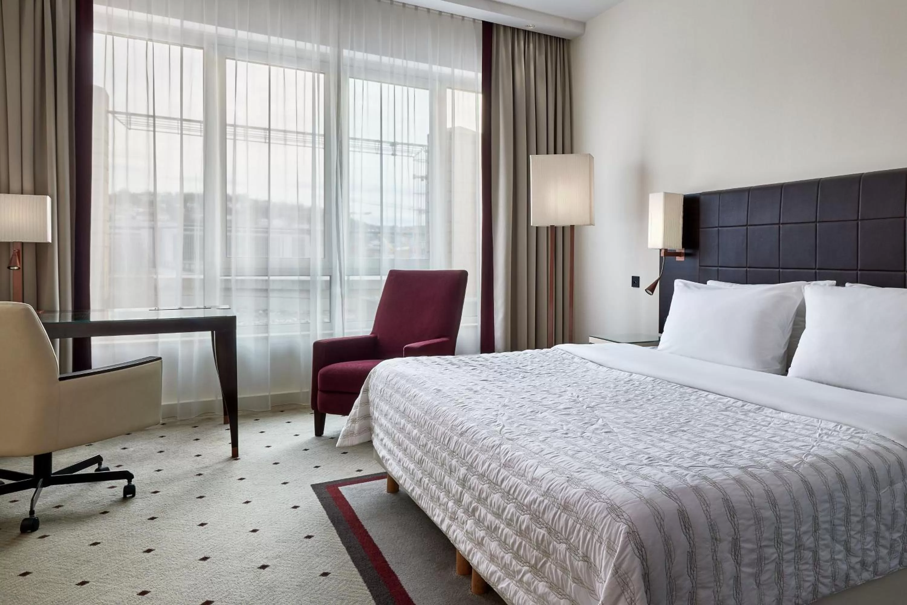 Photo of the whole room, Bed in Le Méridien Stuttgart