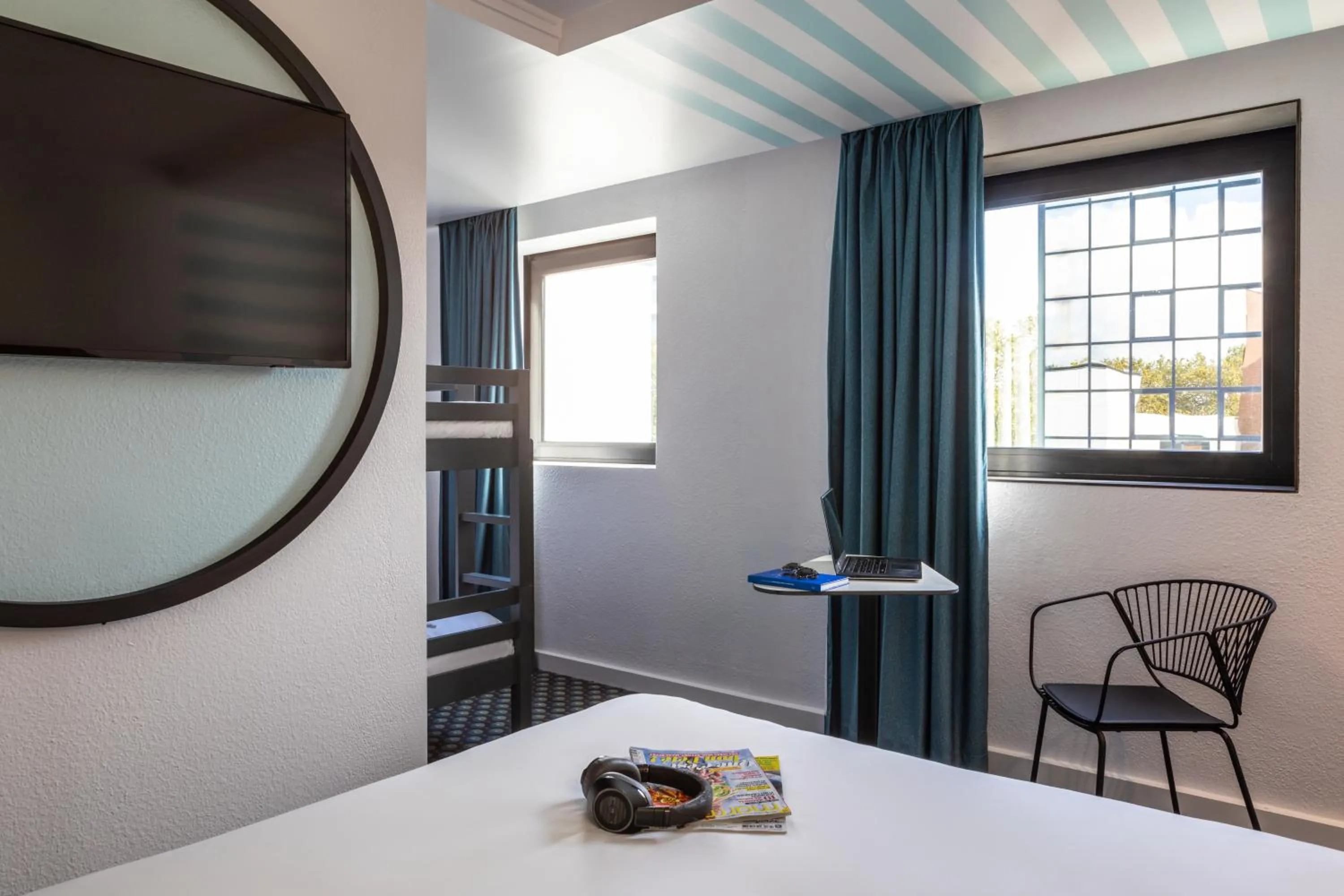 TV and multimedia, TV/Entertainment Center in Campanile Paris - Saint-Denis Quai-De-St Ouen