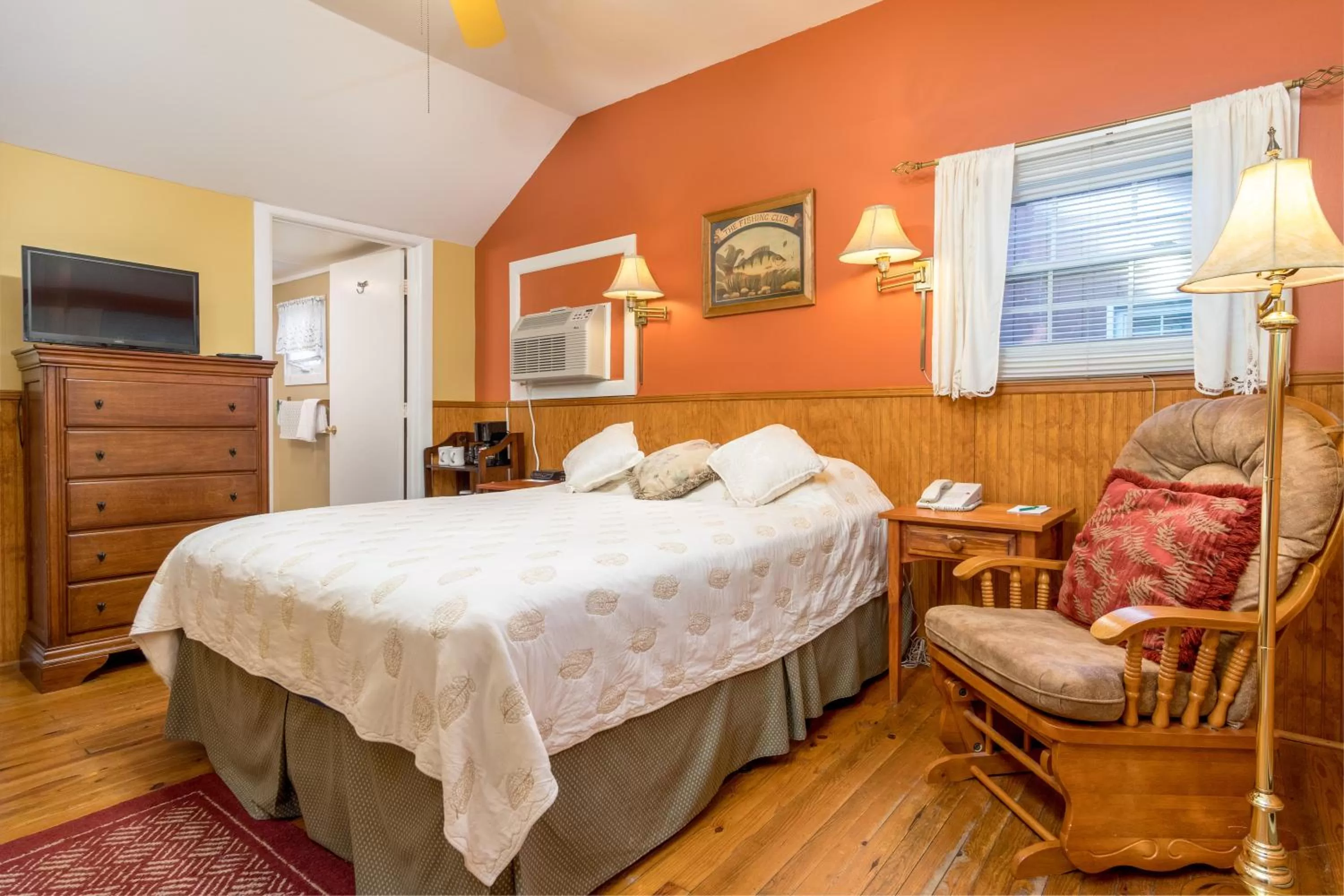 Bed in Highland Lake Inn & Resort - Flat Rock