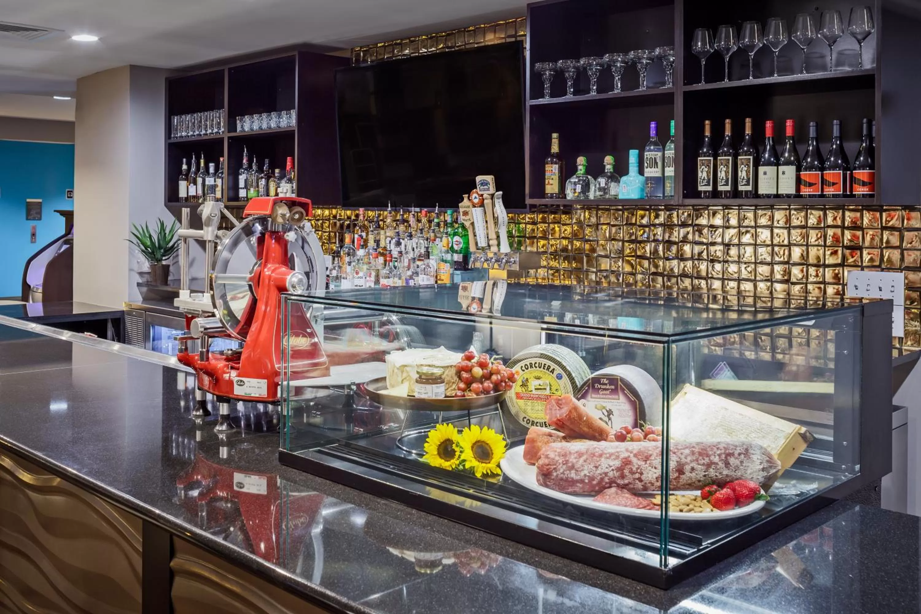 Lounge or bar in Hotel Indigo San Antonio Riverwalk by IHG