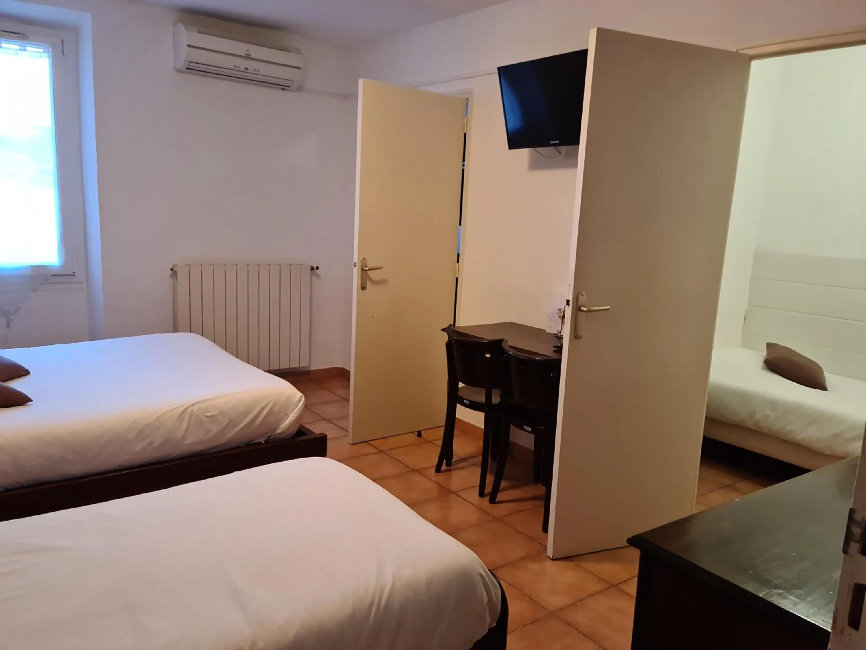 Bedroom, Bed in Auberge La Folie