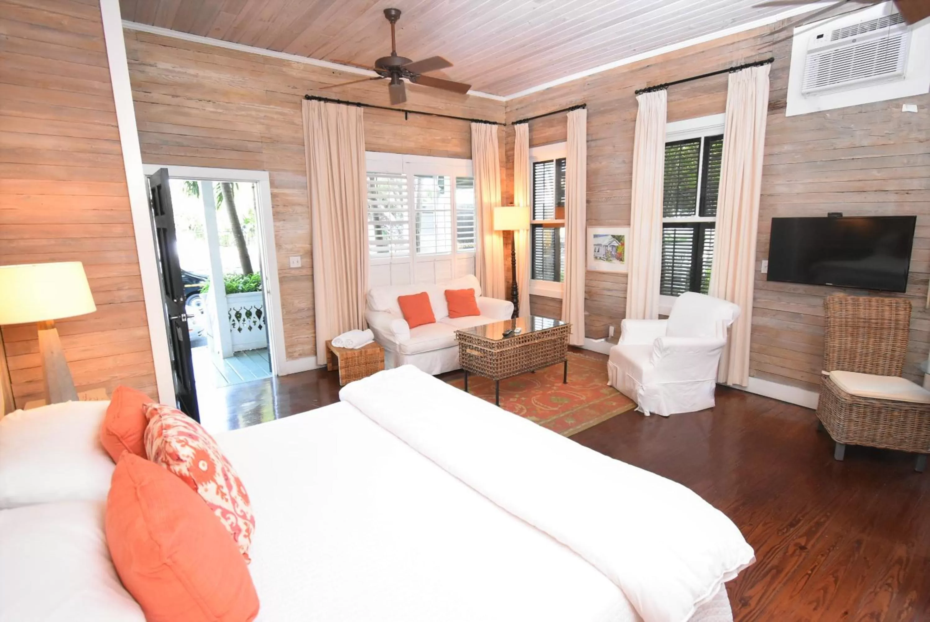 Bed in Simonton Court Historic Inn & Cottages