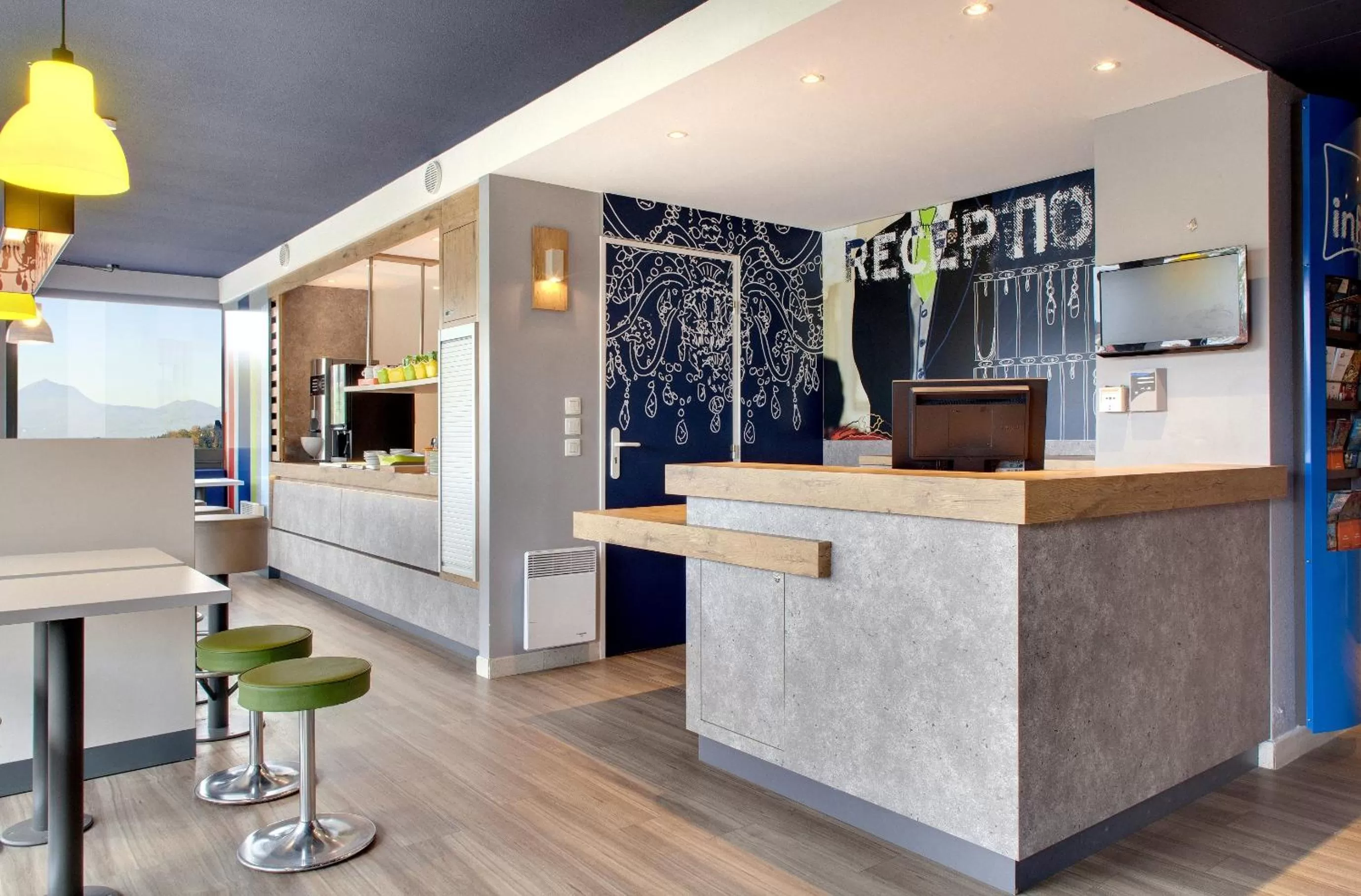 Lobby or reception in ibis budget Clermont Ferrand Nord Riom