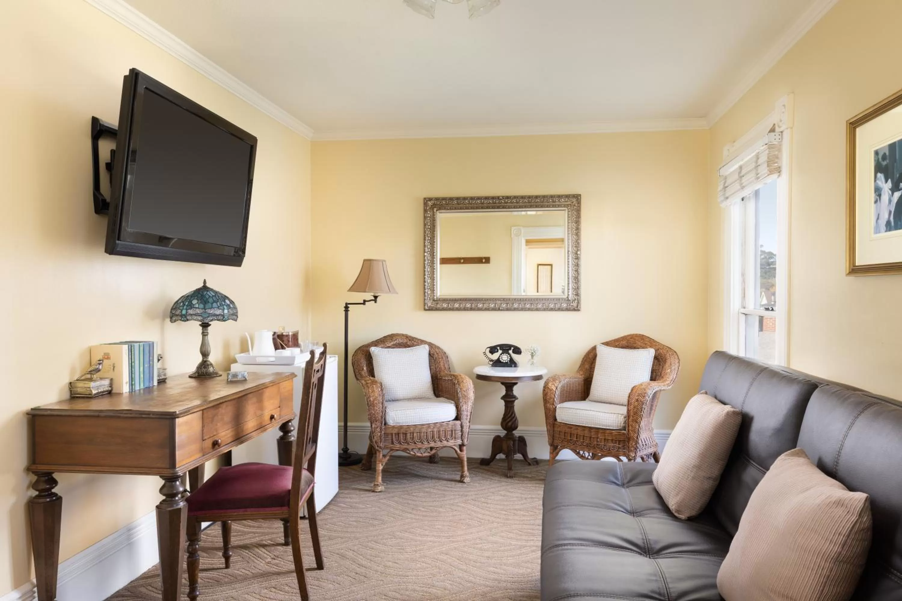 TV and multimedia in Centrella Hotel, a Kirkwood Collection Hotel