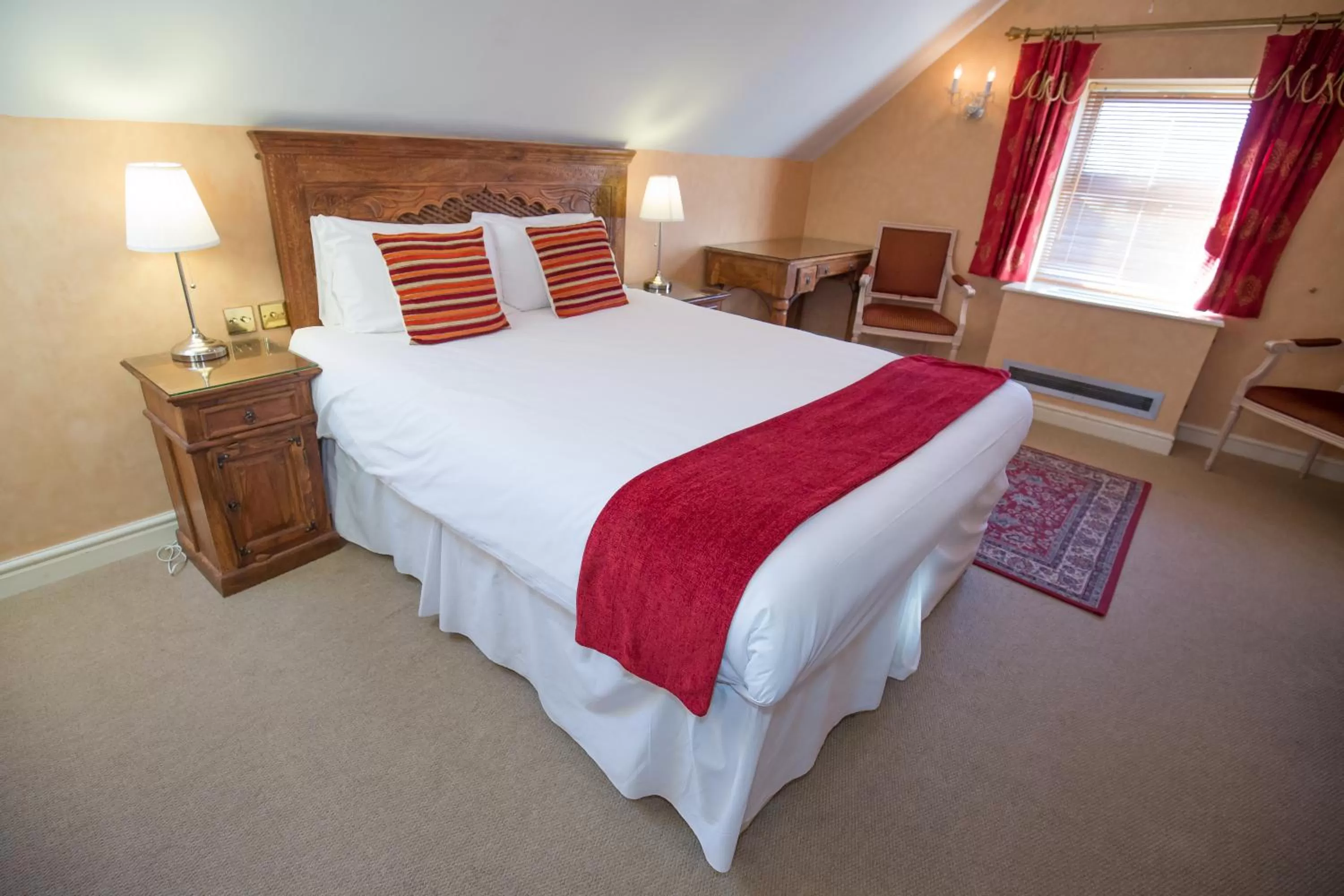 Bed in The Peacock Townhouse Hotel Kenilworth - Warwick