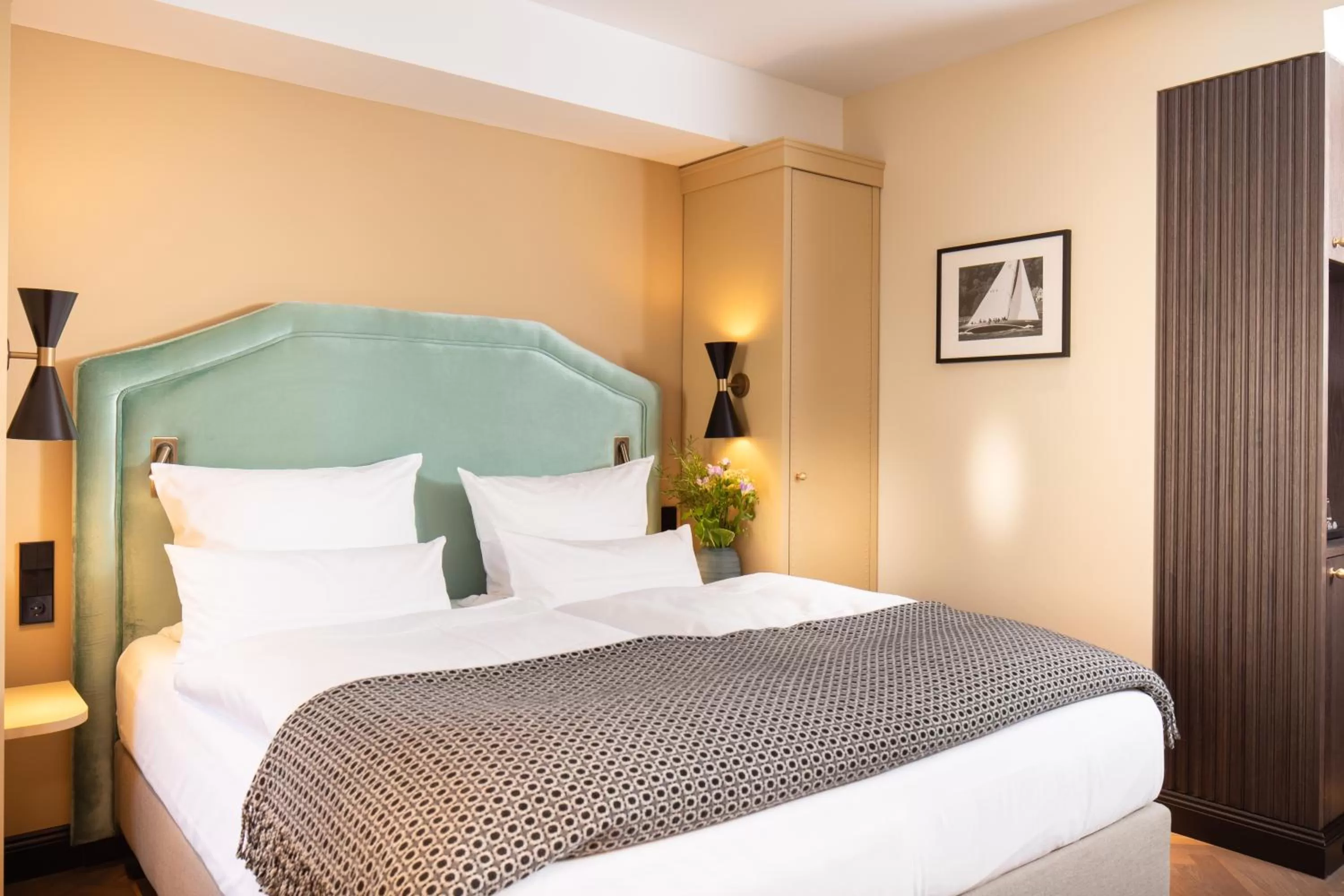 Photo of the whole room, Bed in Das James