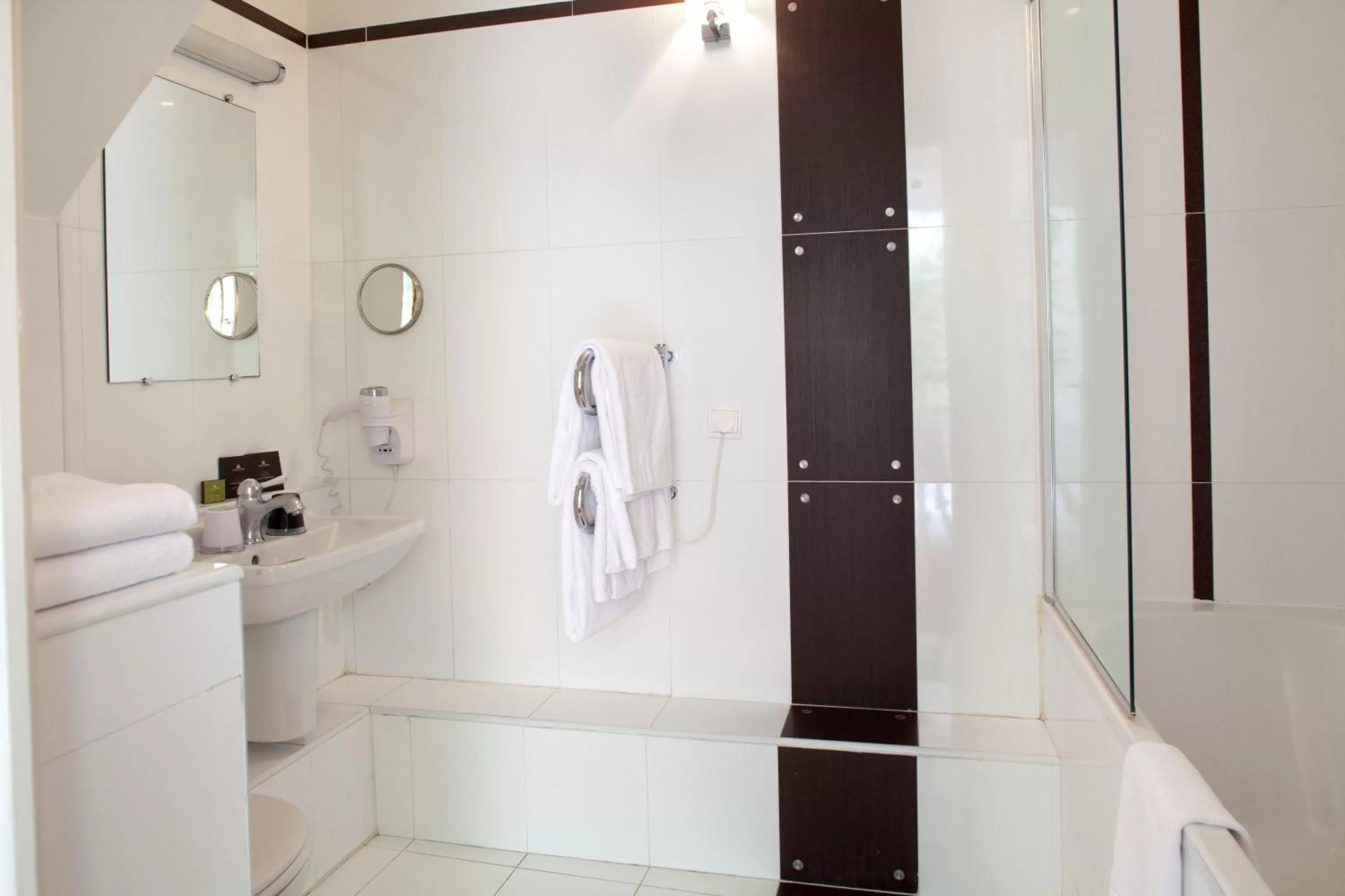 Bathroom in Hotel Eiffel Seine