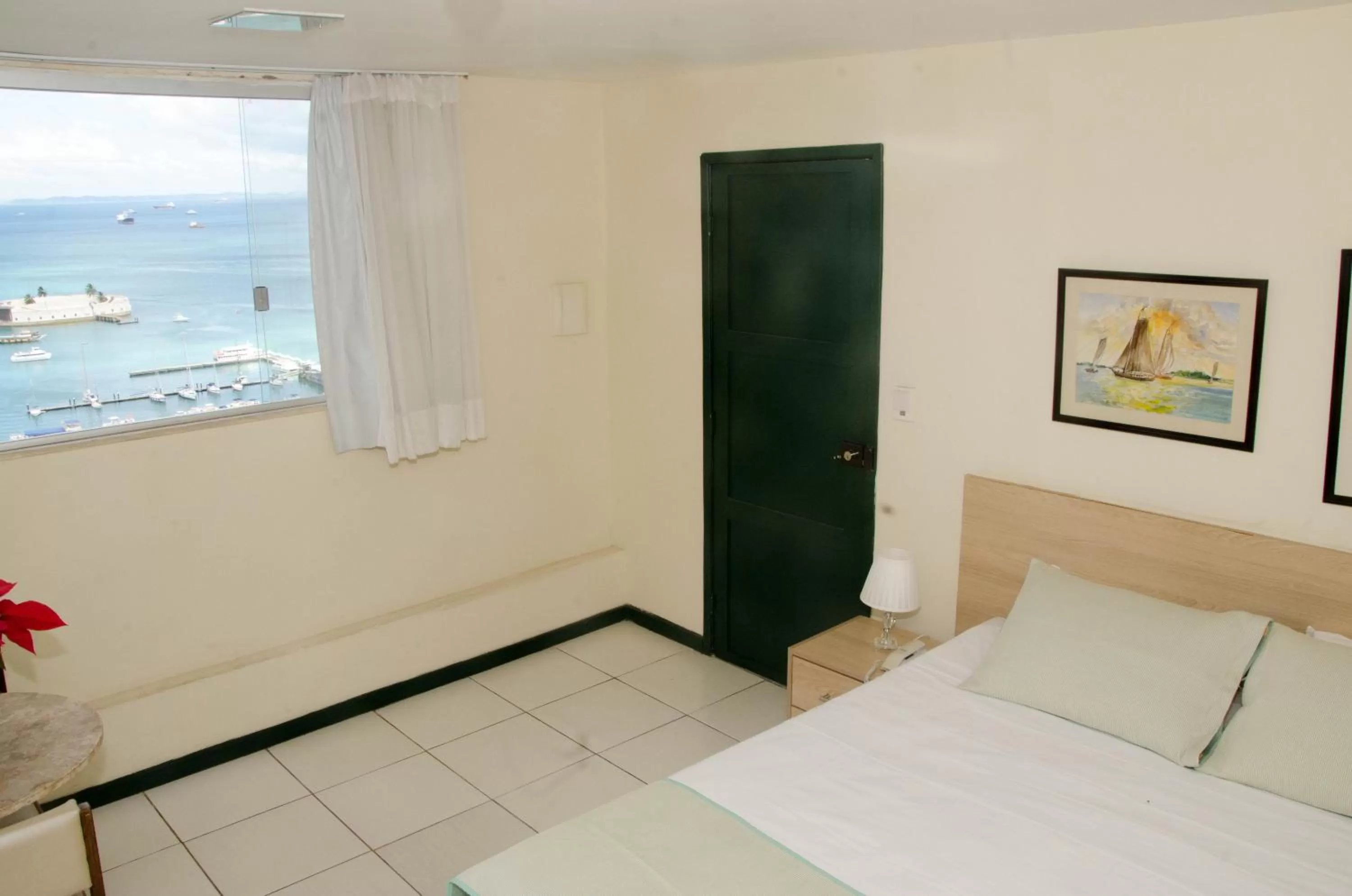 Photo of the whole room, Bed in Pousada Colonial Chile