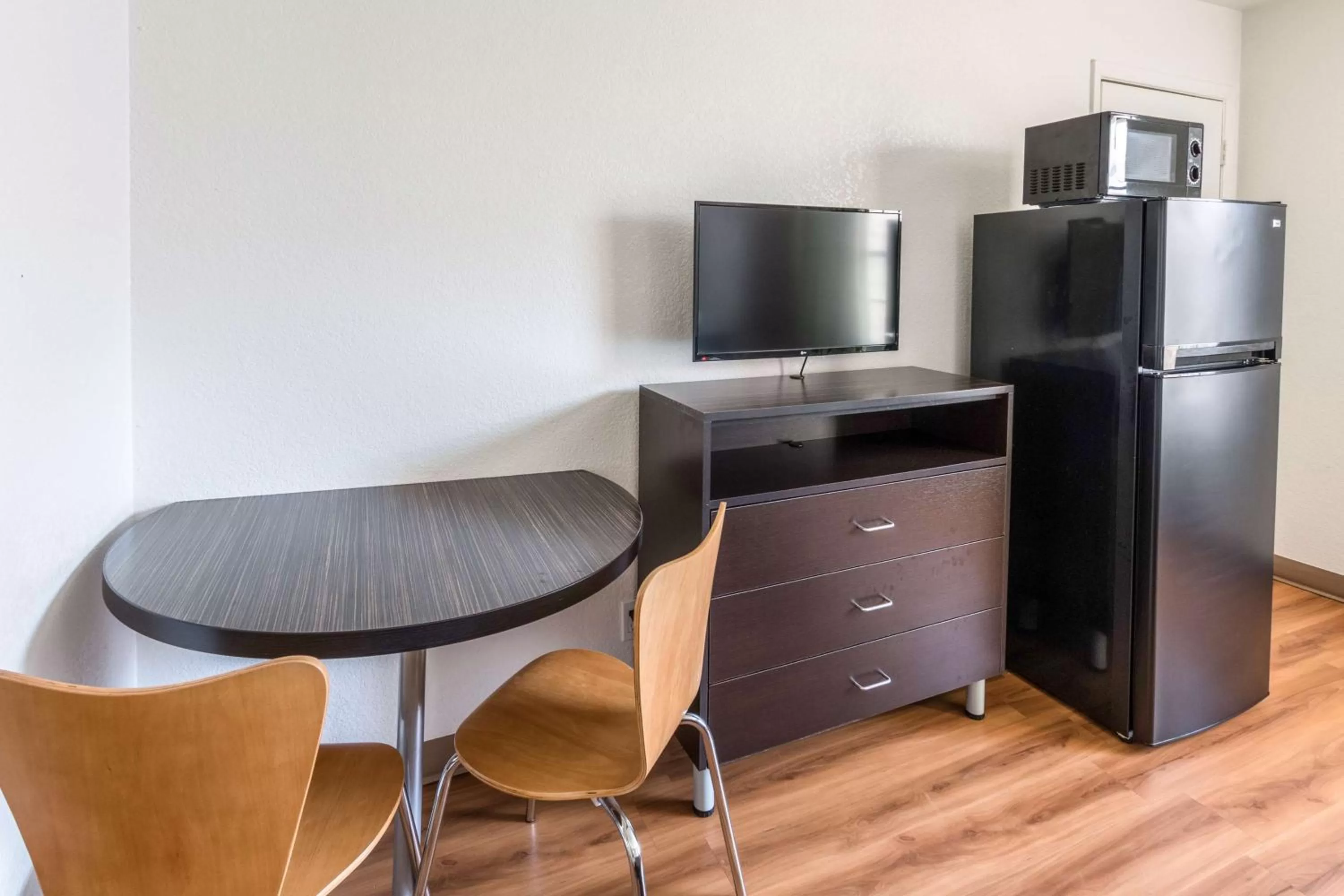 TV and multimedia in Studio 6-Arlington, TX