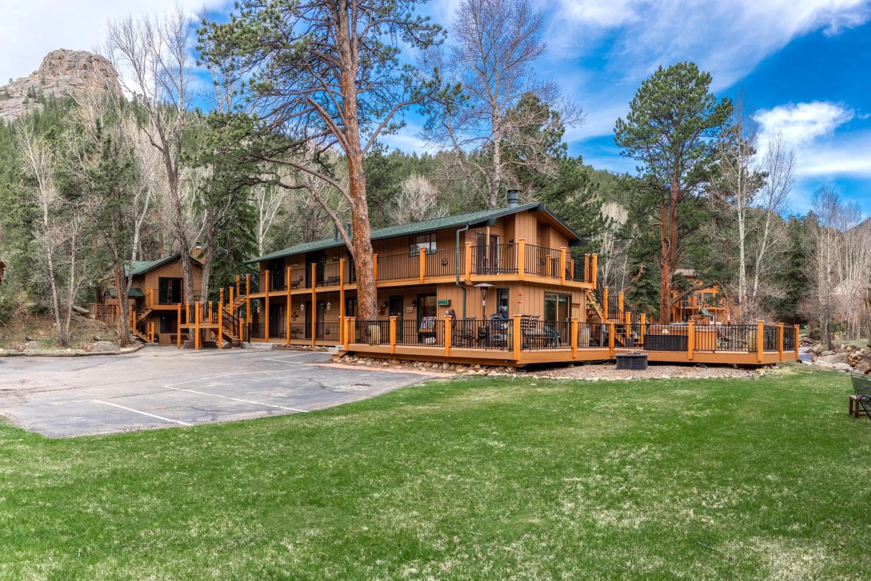 BBQ facilities in 4 Seasons Inn on Fall River