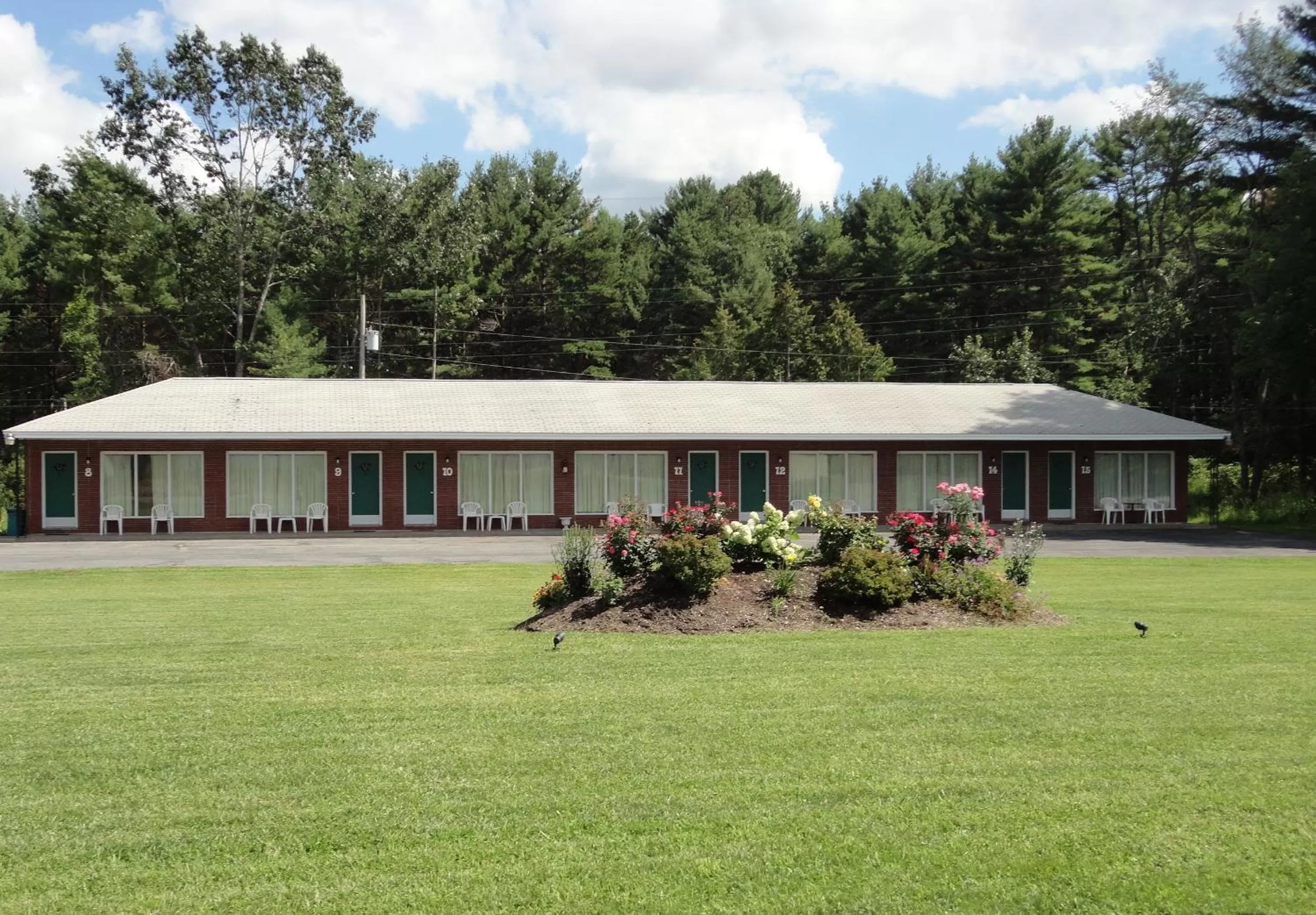 Garden in Sara Glen Motel - Saratoga Springs-Glens Falls