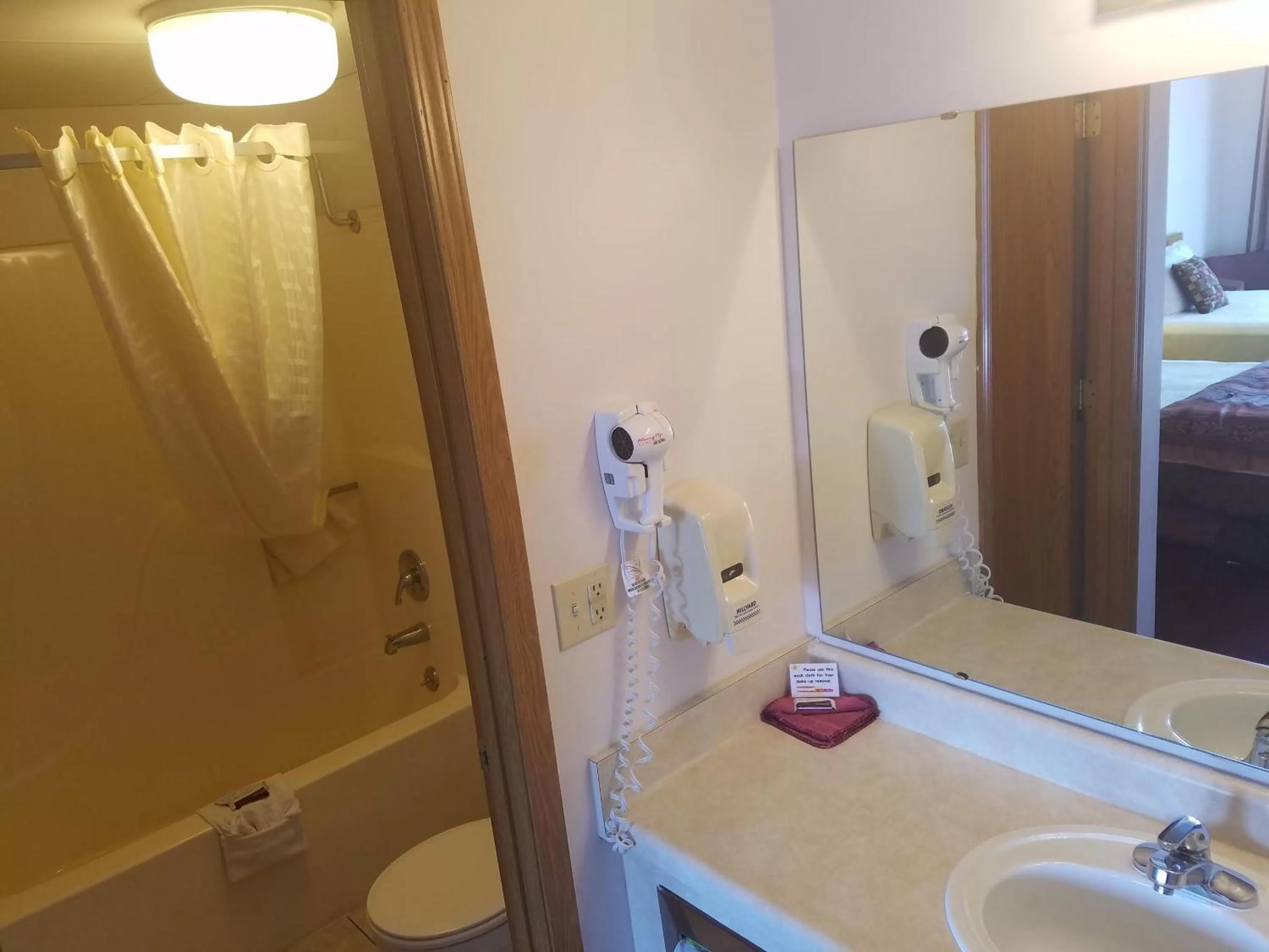 Shower in Ozark Valley Inn