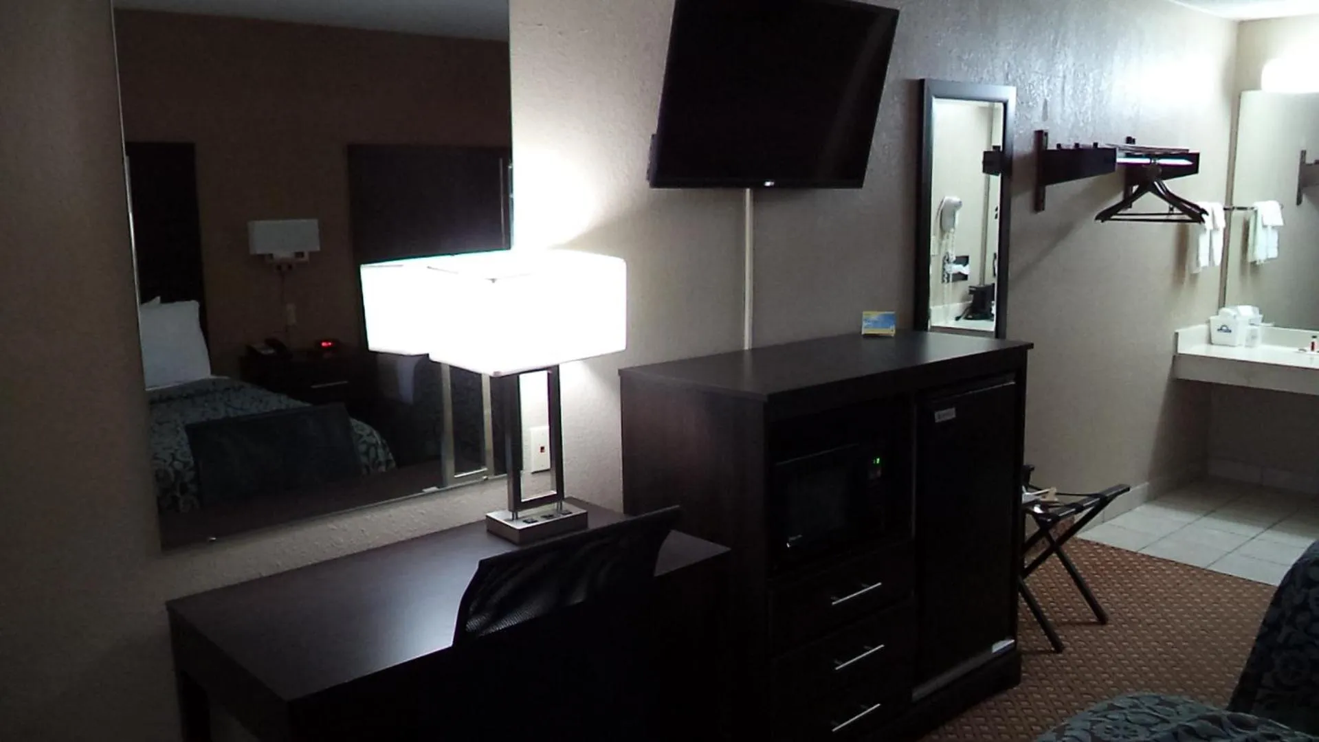 TV and multimedia in Days Inn by Wyndham Maumee/Toledo