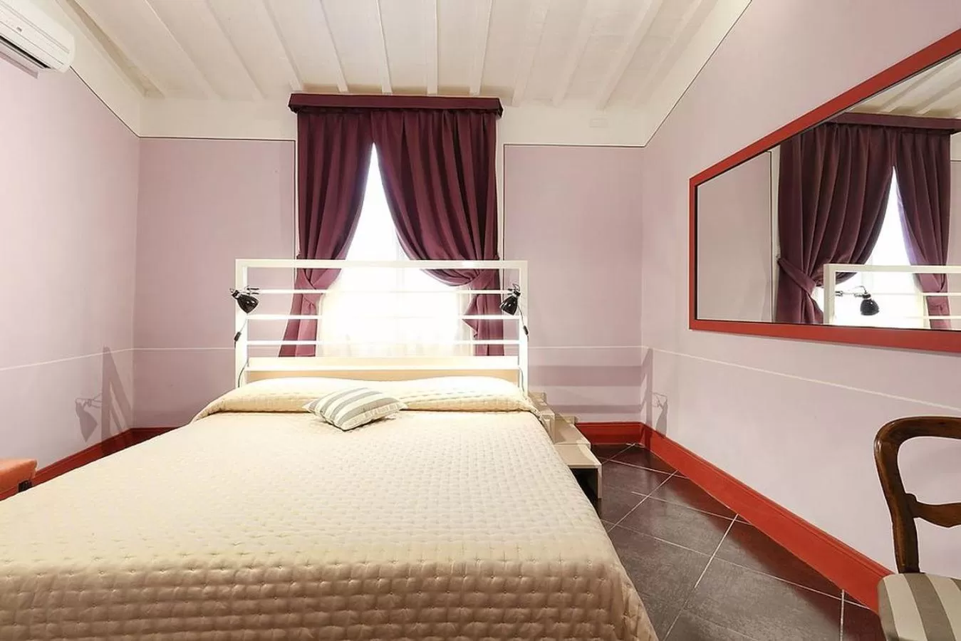 Photo of the whole room, Bed in Uffizi Harmony