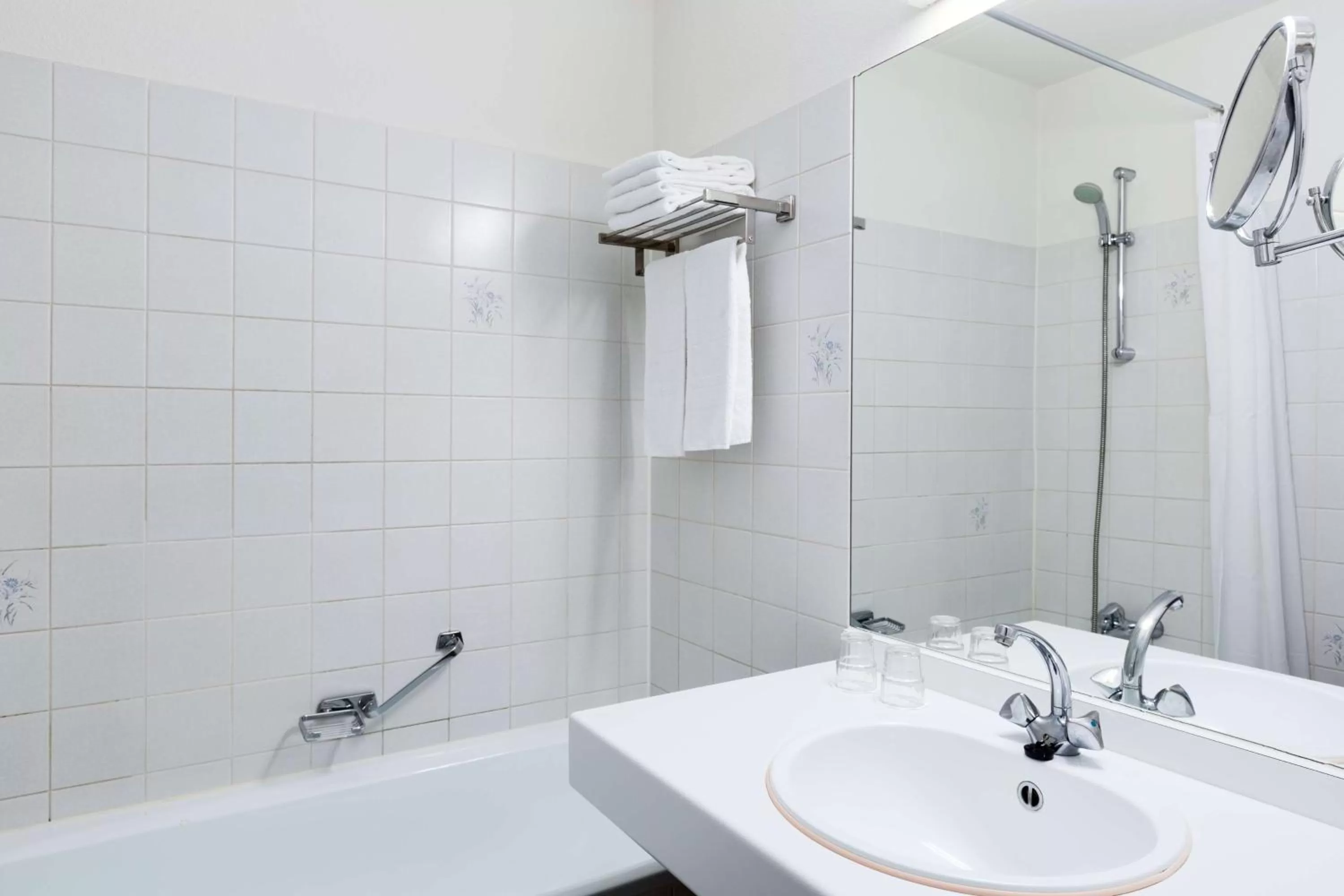 Bathroom in NH Arnhem Rijnhotel