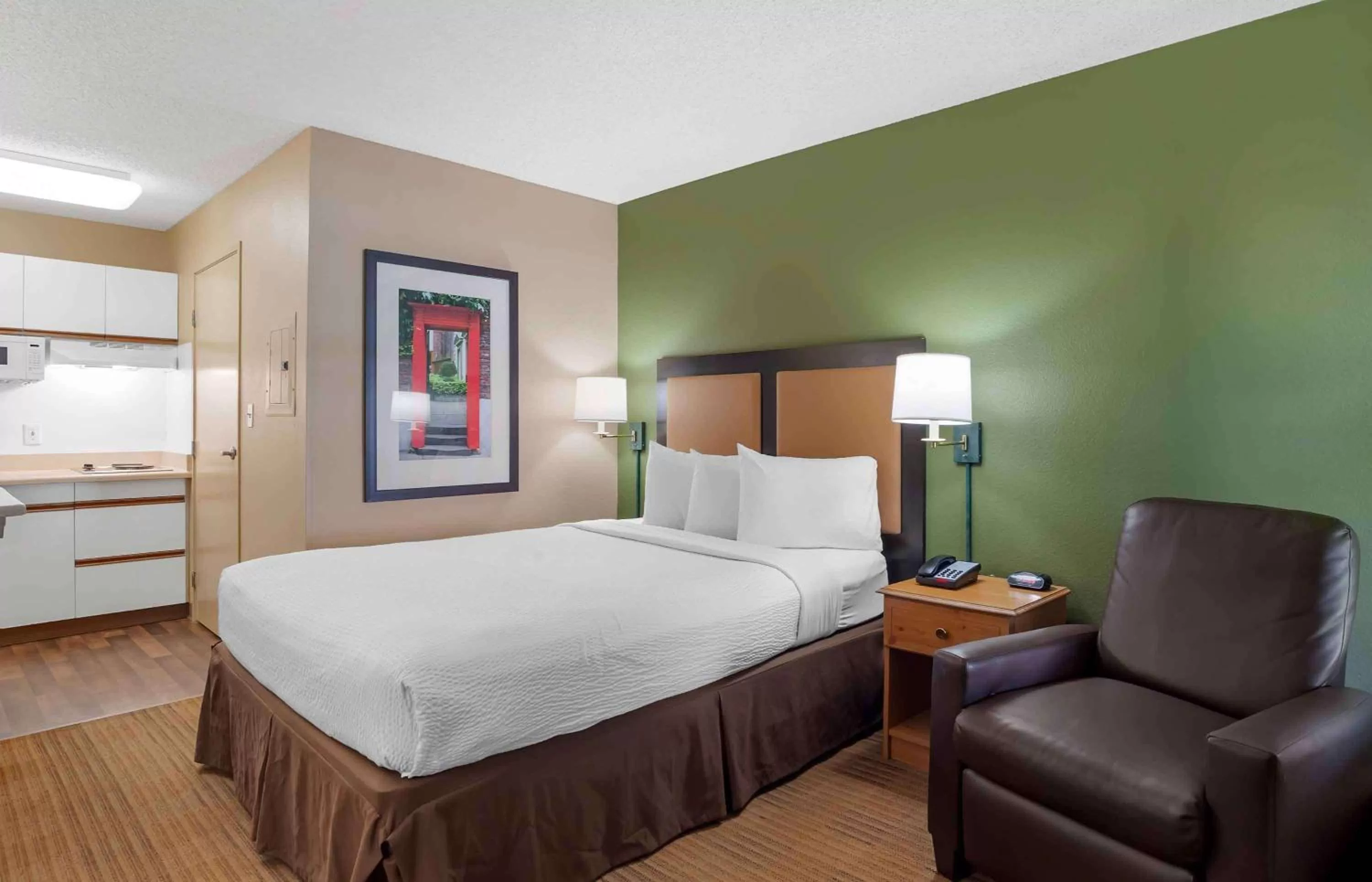 Bedroom, Bed in Extended Stay America Suites - San Diego - Sorrento Mesa