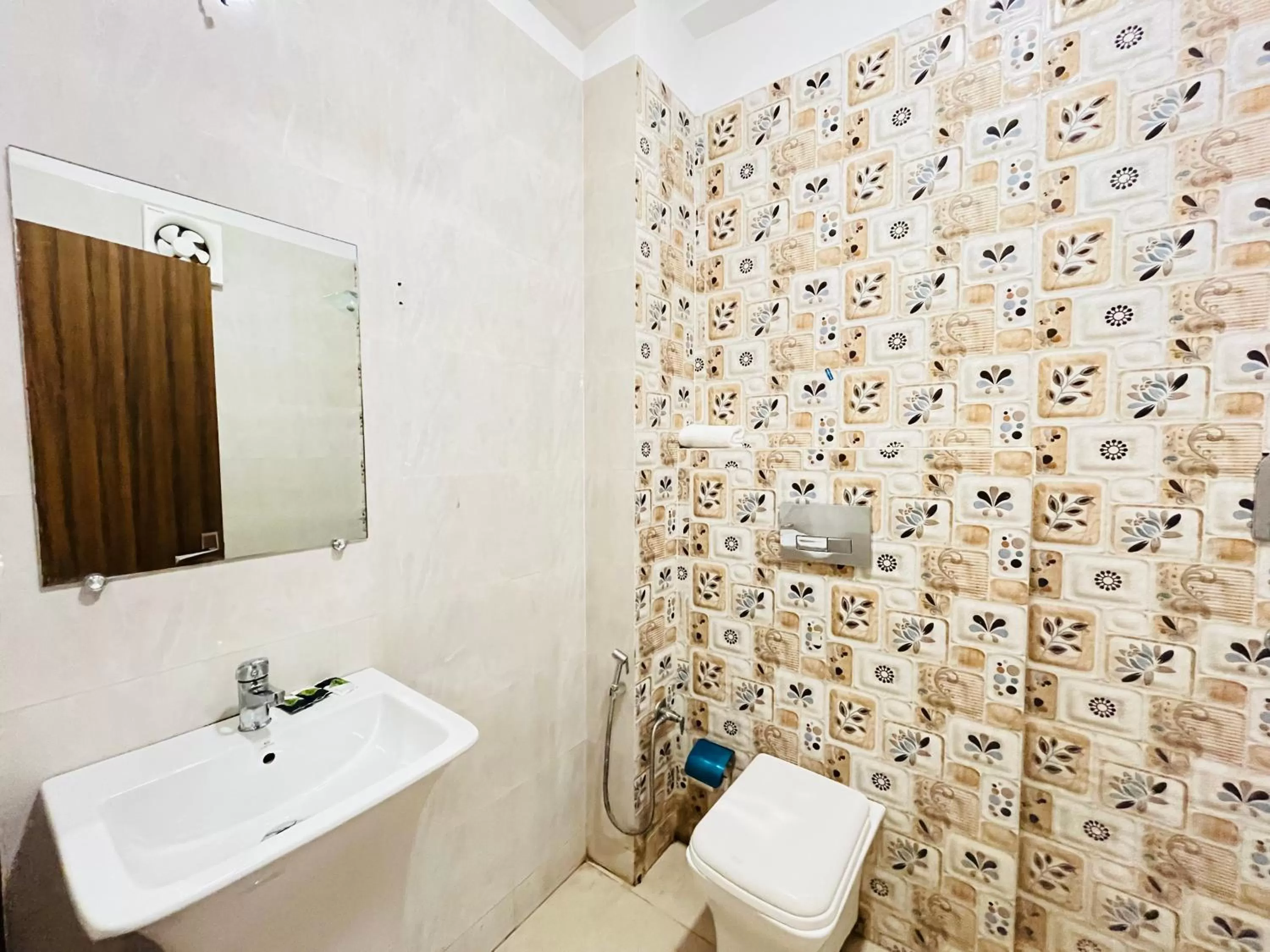 Toilet in Ashoka Hotel Karol Bagh Delhi