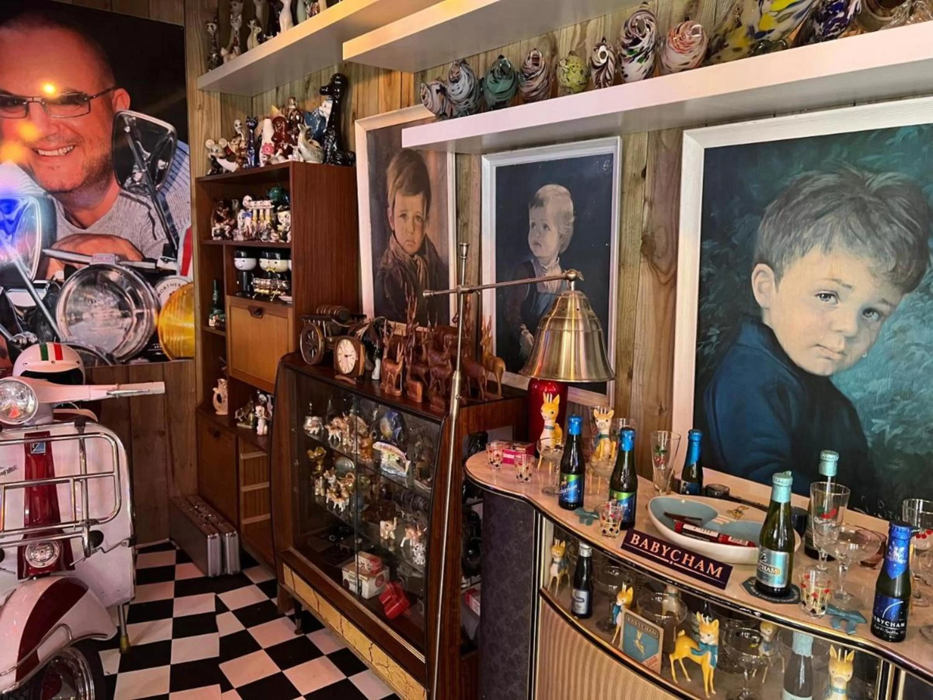 Restaurant/places to eat in Hatters Hotel