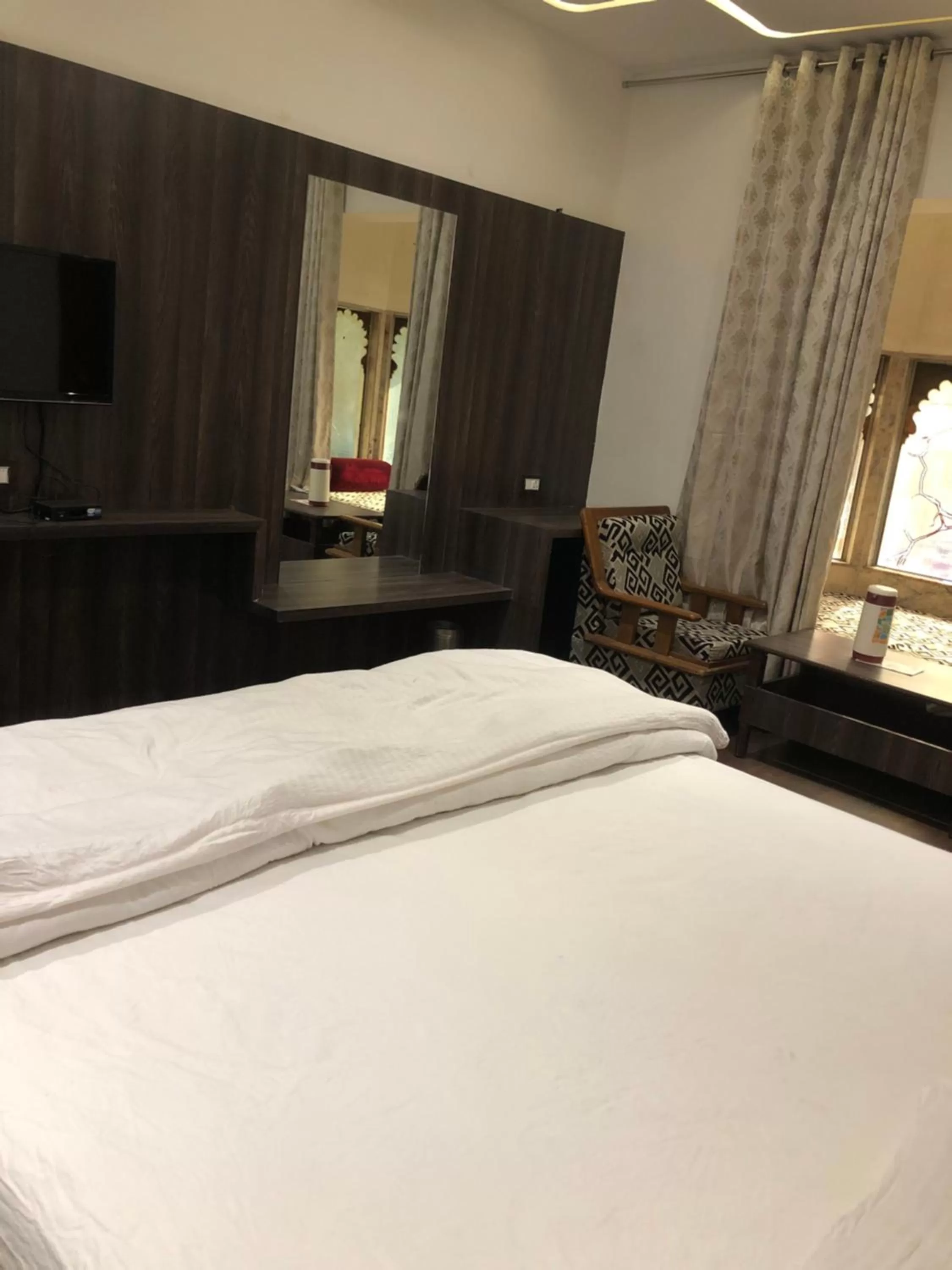 TV and multimedia, Bed in Hotel Rani Palace at Lake Fatehsagar