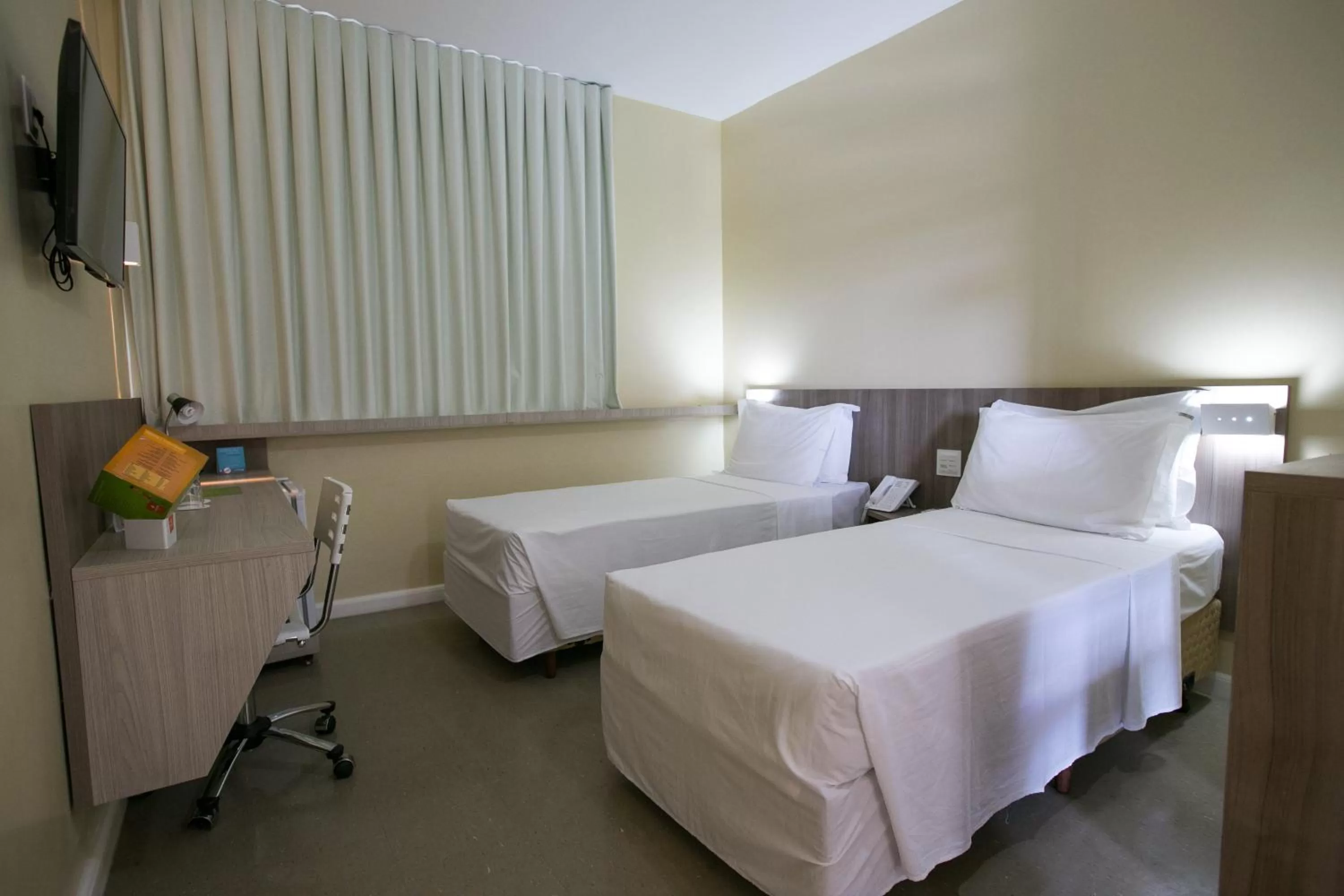 Photo of the whole room, Bed in Slim Cuiabá Aeroporto