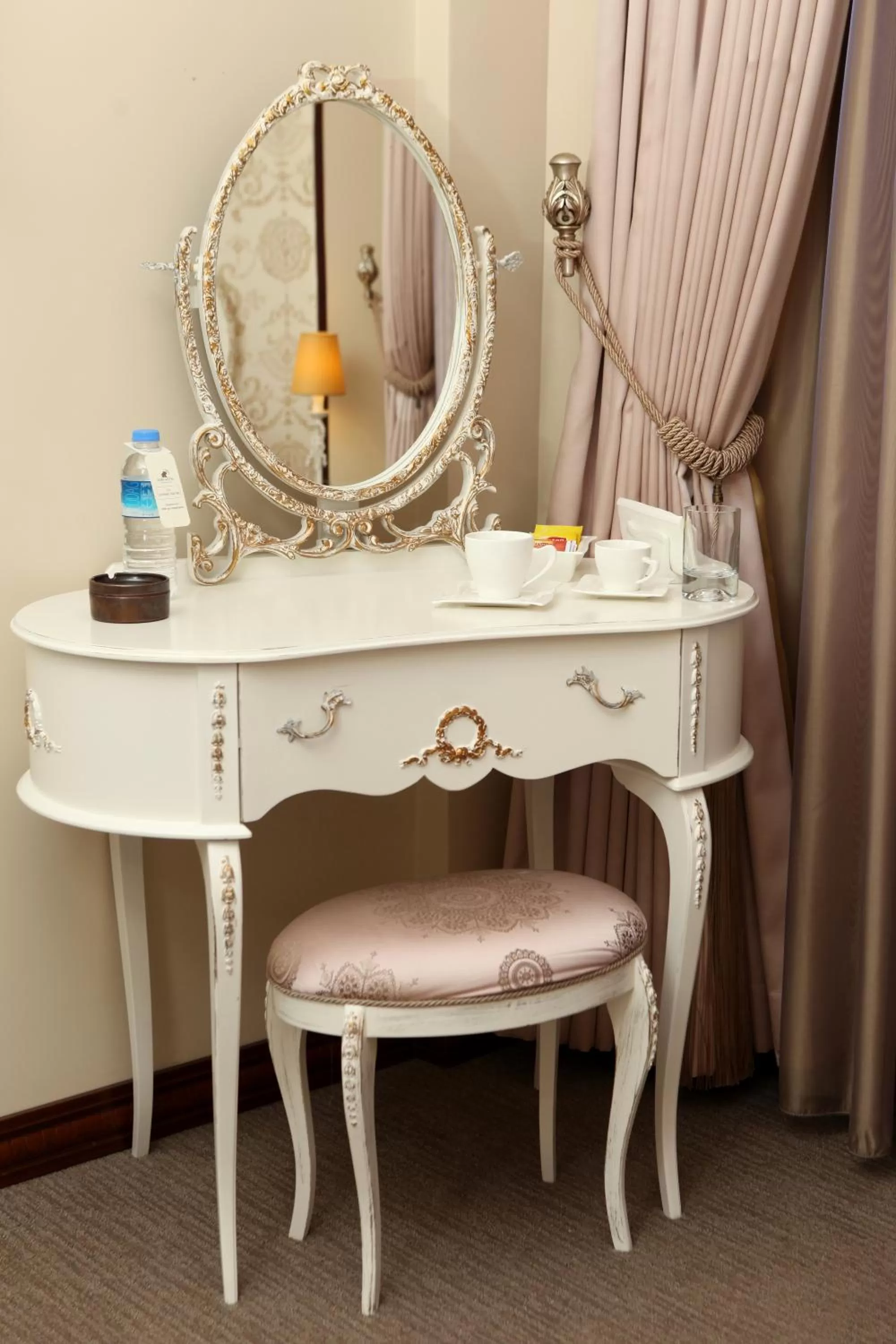 Communal lounge/ TV room, Bathroom in Port Hotel