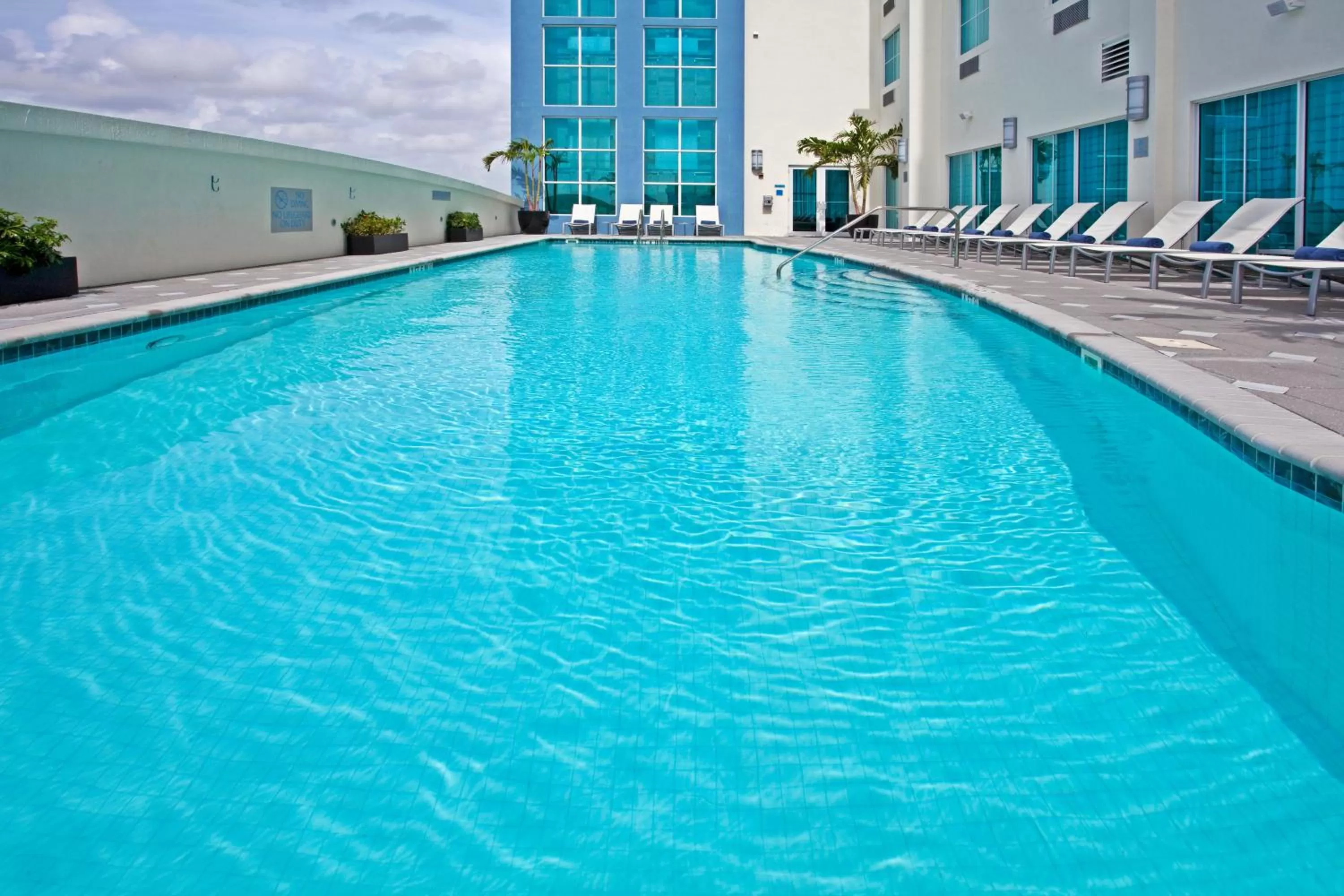 Swimming pool in Crowne Plaza Hotel & Resorts Fort Lauderdale Airport/ Cruise by IHG