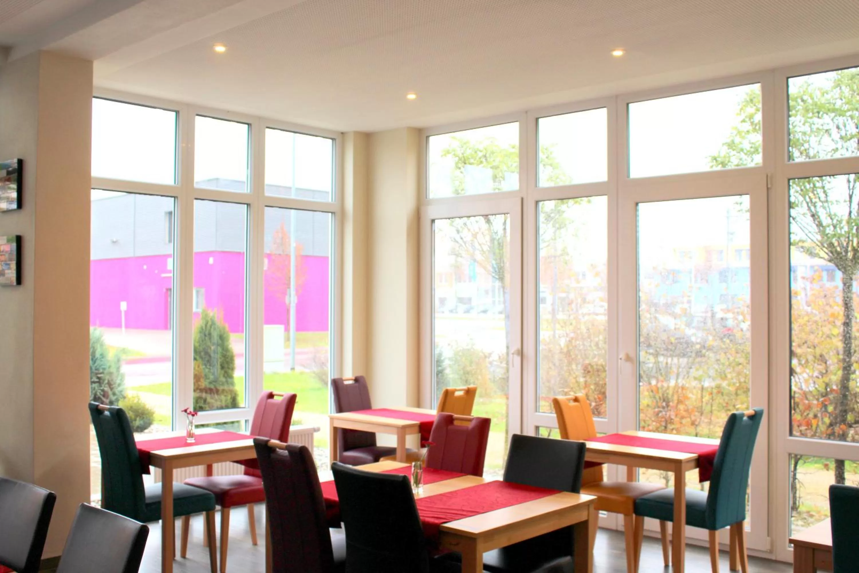 Restaurant/places to eat in Come IN Hotel