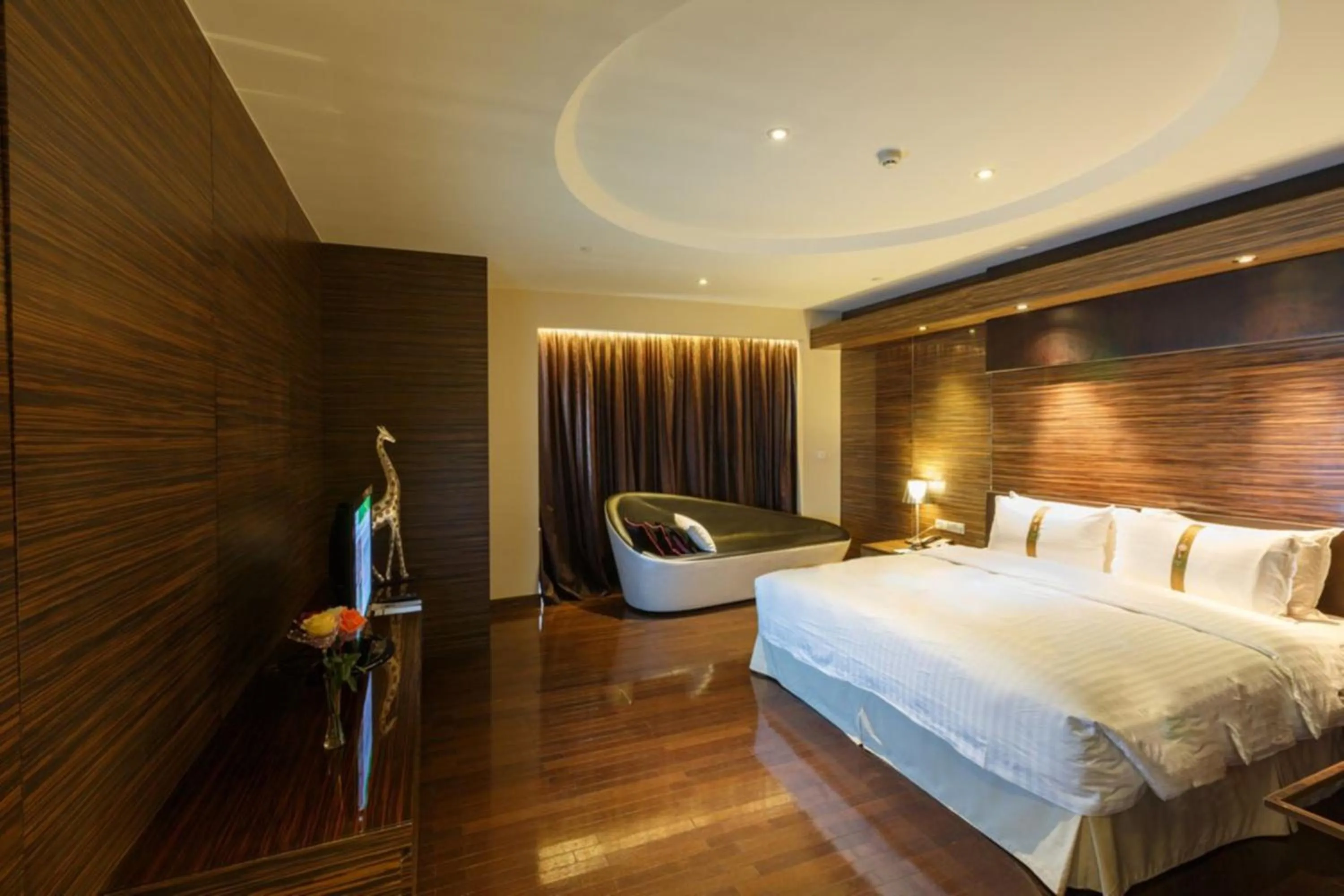 Photo of the whole room, Bed in Holiday Inn Shanghai Hongqiao West by IHG