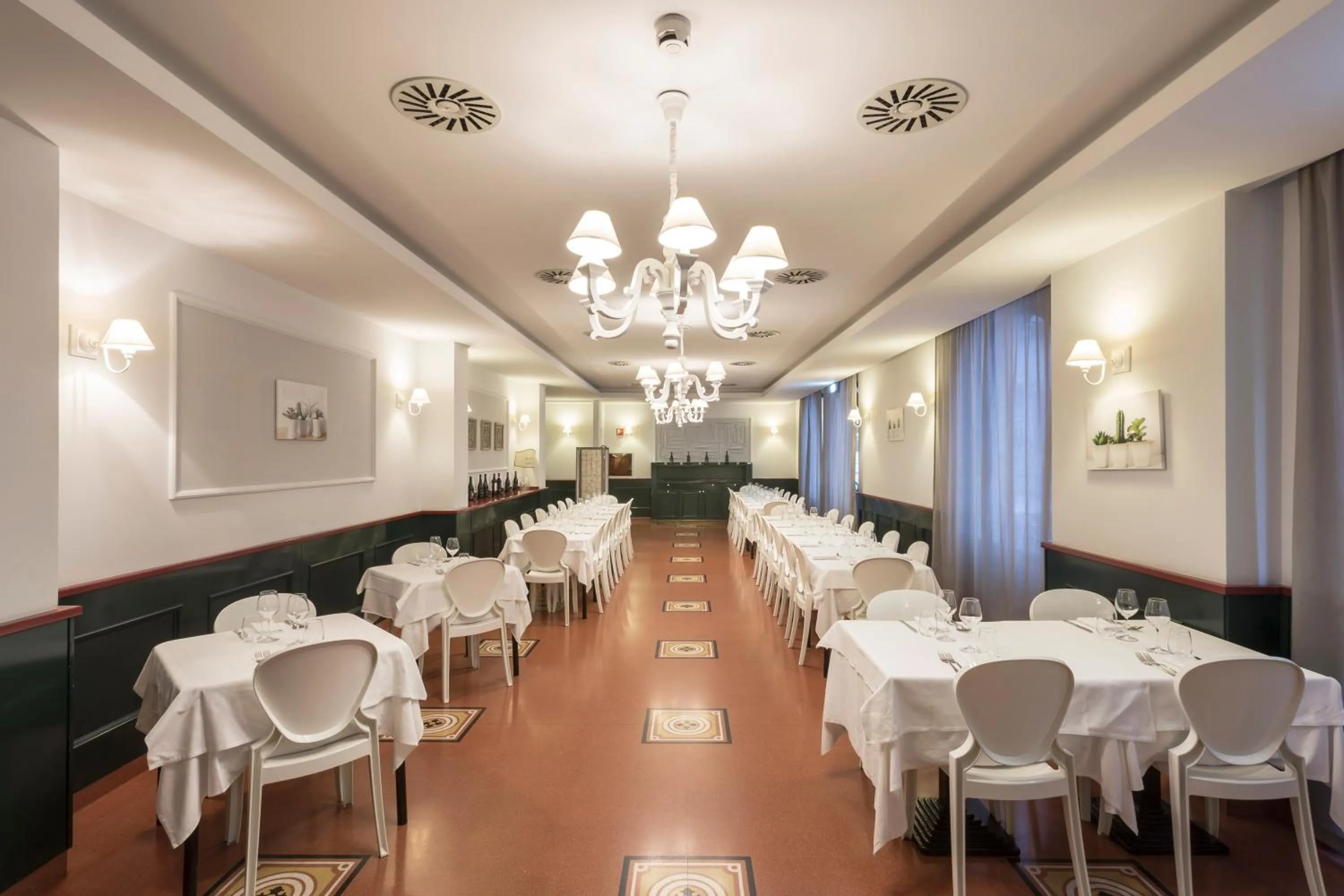 Restaurant/places to eat in Hotel Montreal