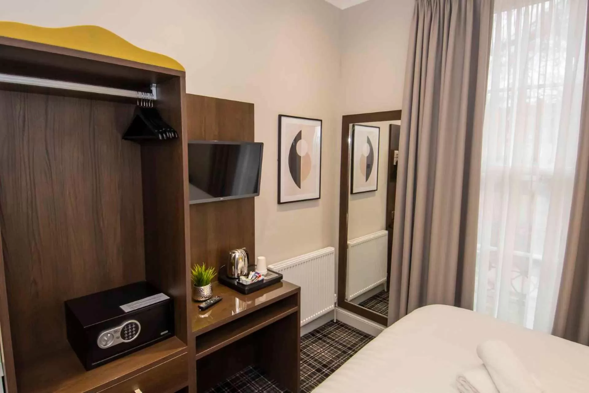 Coffee/tea facilities, Bed in Howard Winchester Hotel