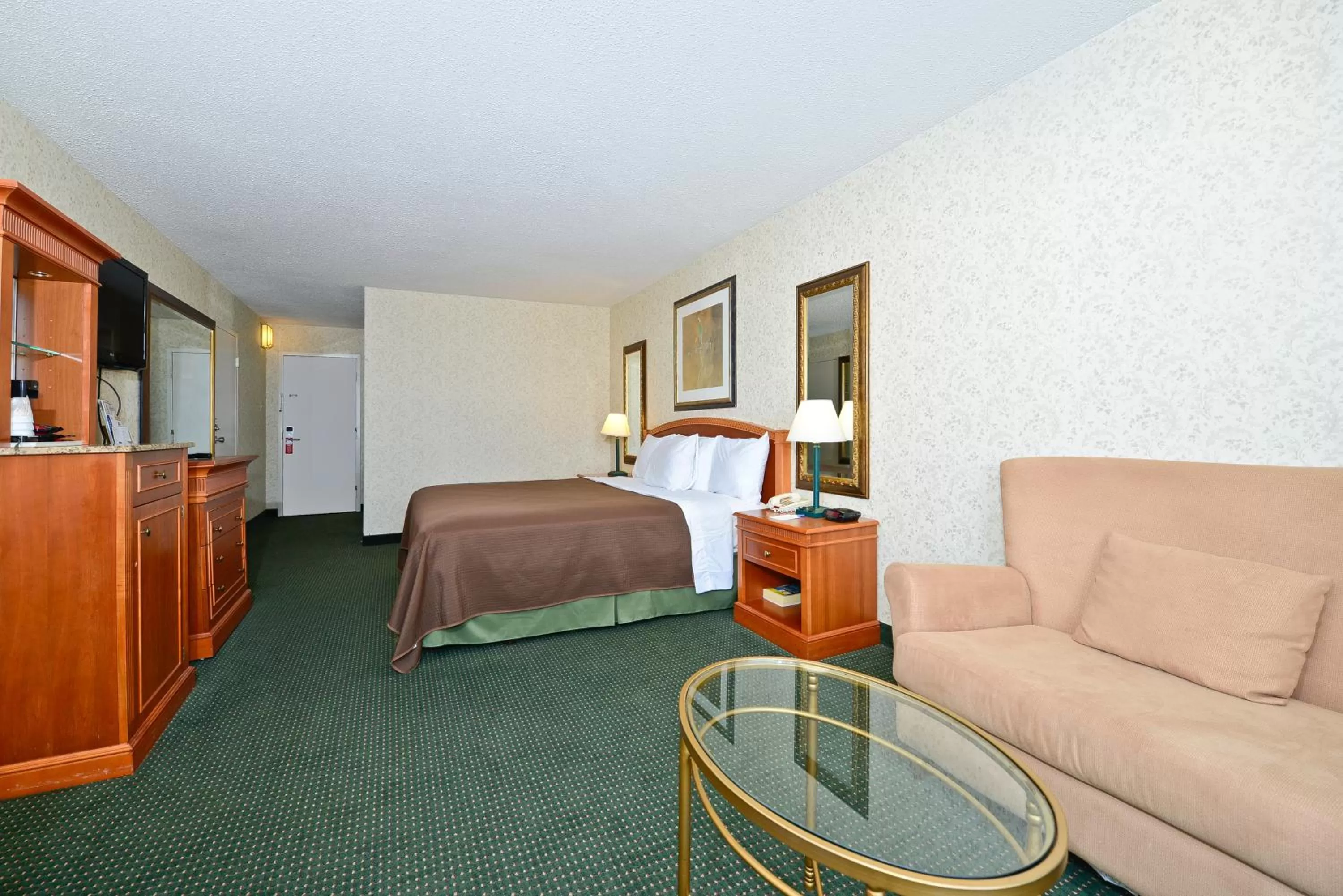 Bedroom, Bed in Americas Best Value Inn - Baltimore