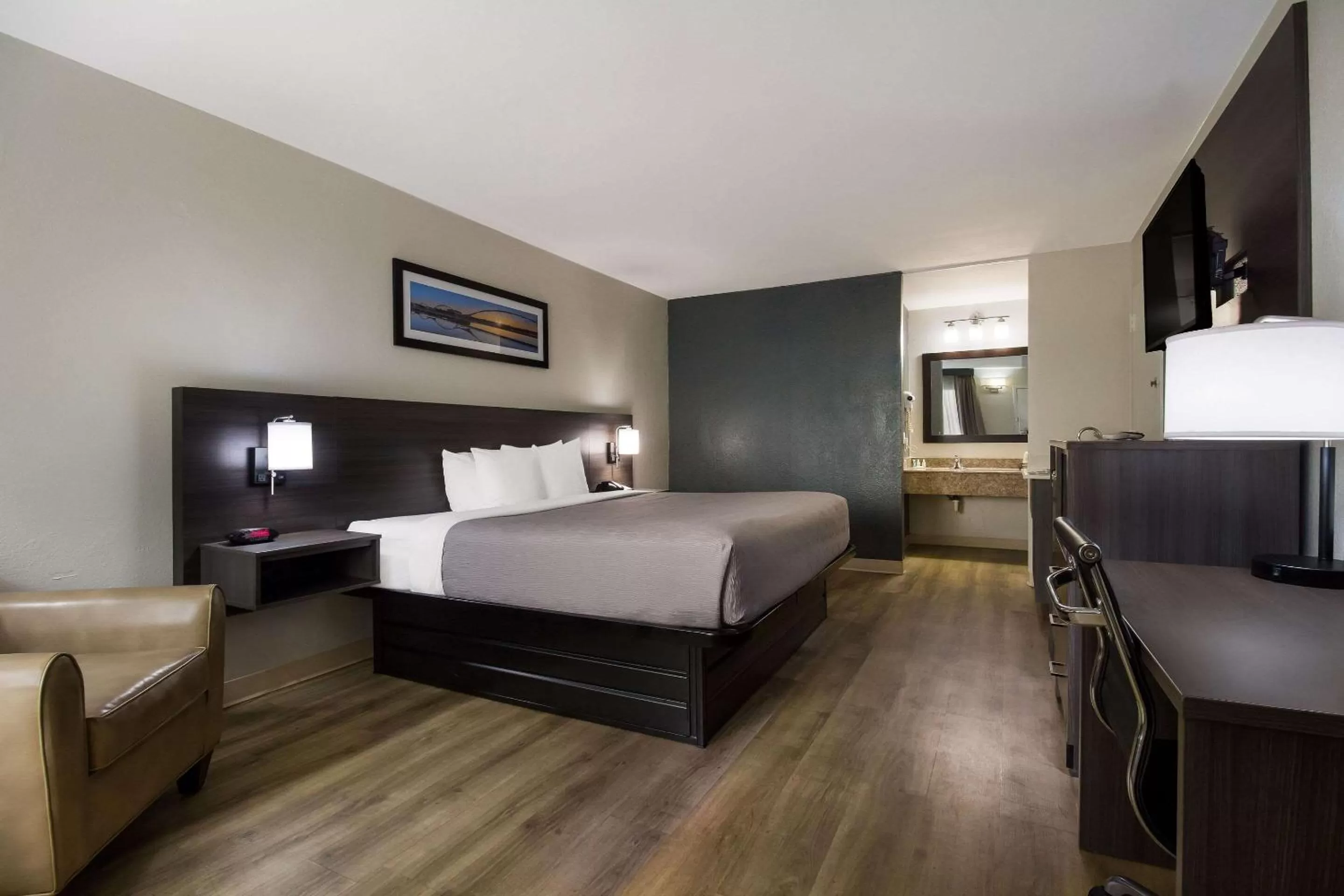 Bedroom, Bed in Quality Inn Coliseum