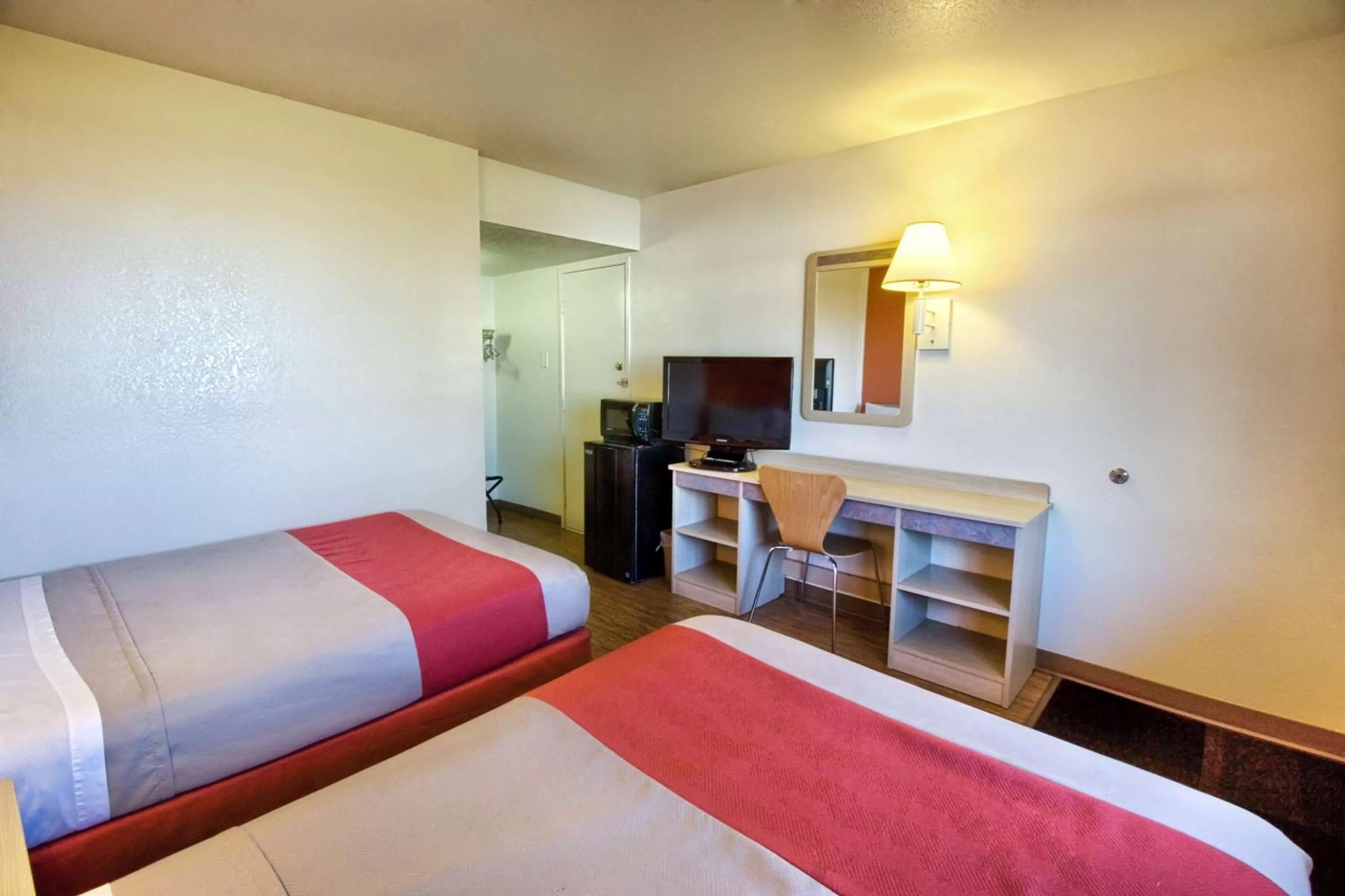 TV and multimedia, Bed in Motel 6-Pendleton, OR