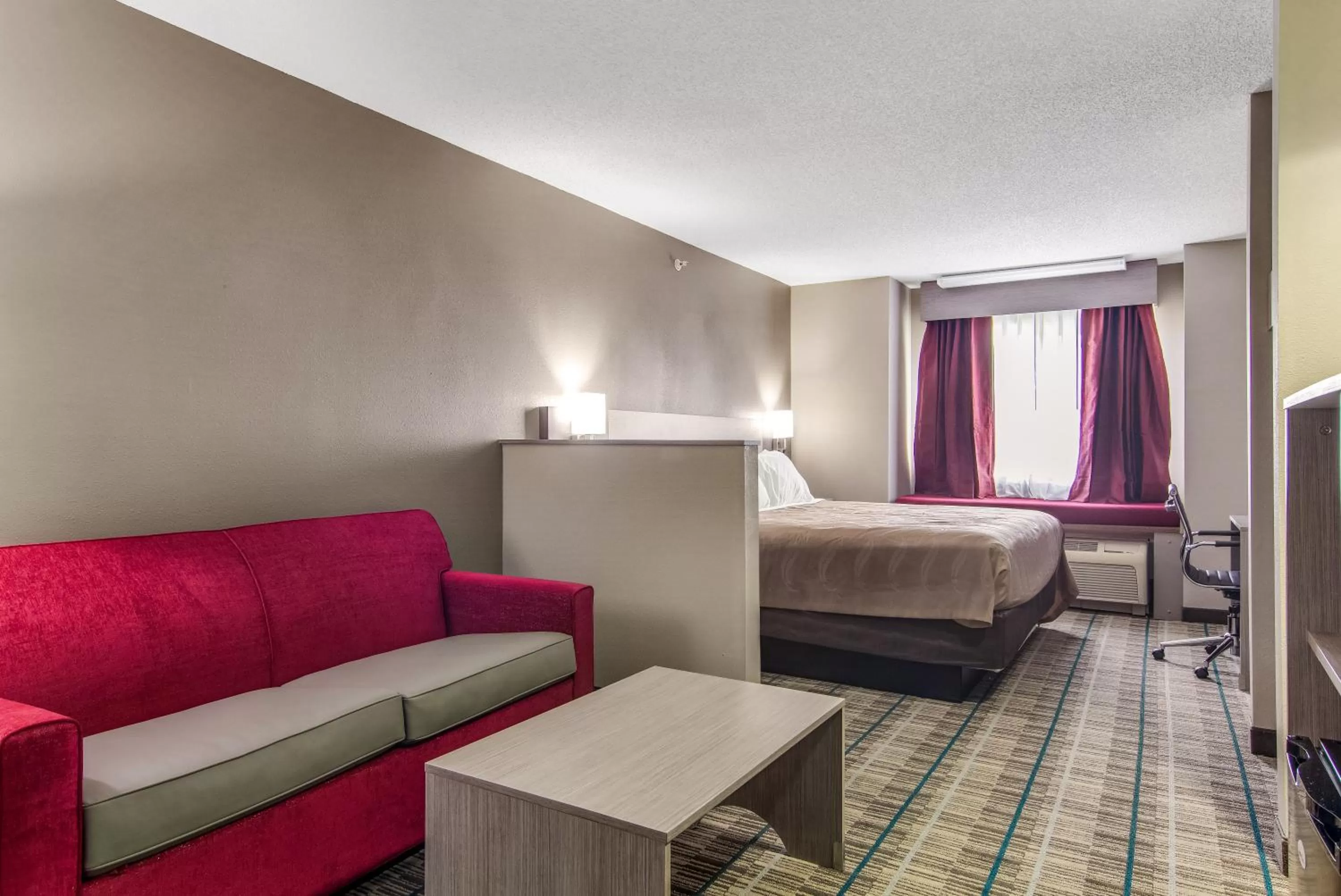 Living room, Bed in Quality Inn & Suites Grove City-Outlet Mall