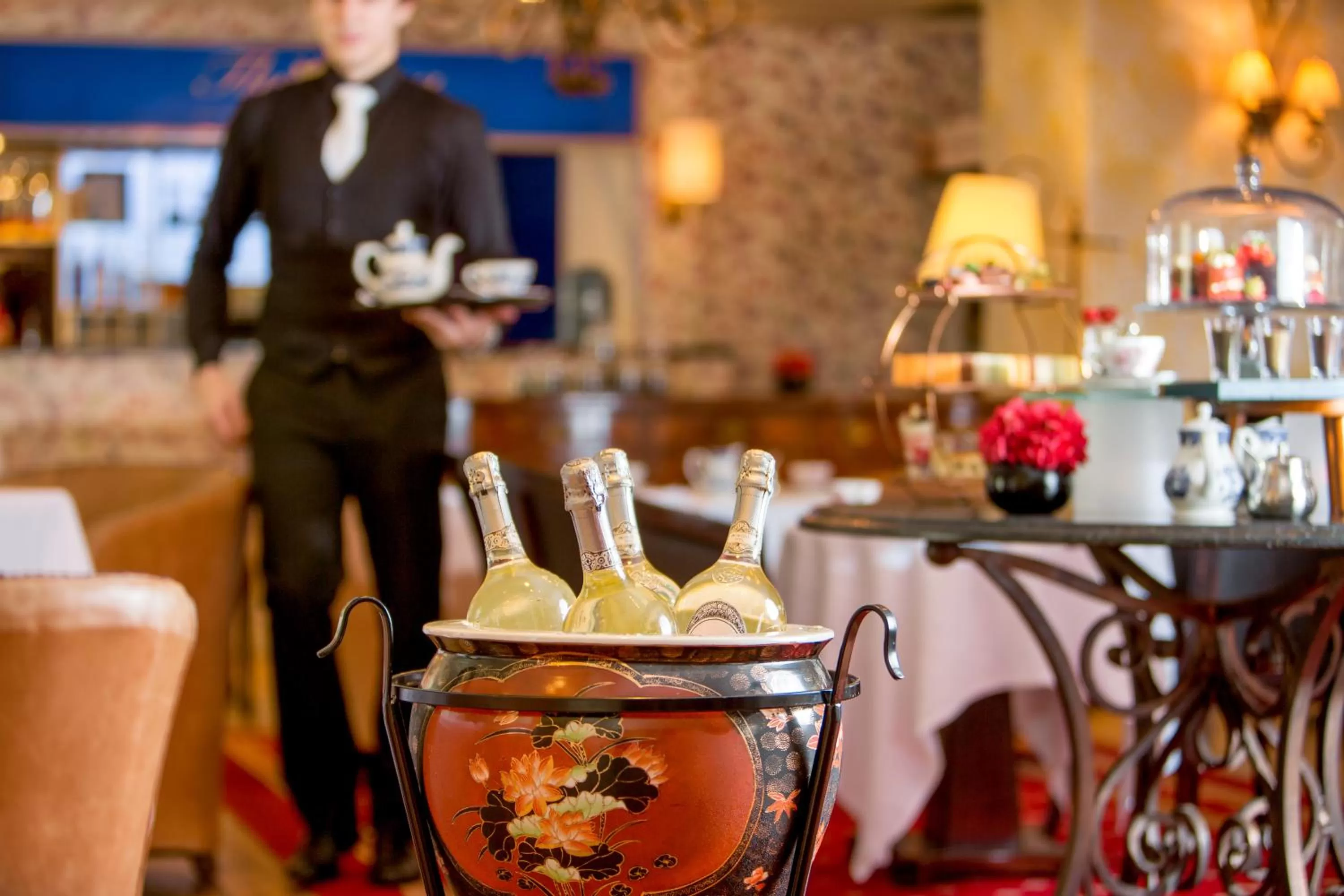 Restaurant/places to eat in Copthorne Tara Hotel London Kensington