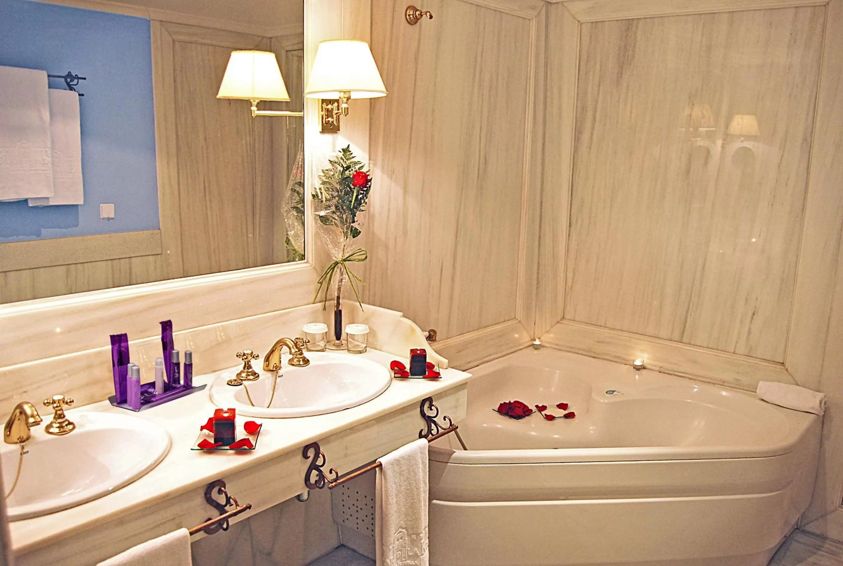 Hot Tub in Hotel Alcázar de la Reina