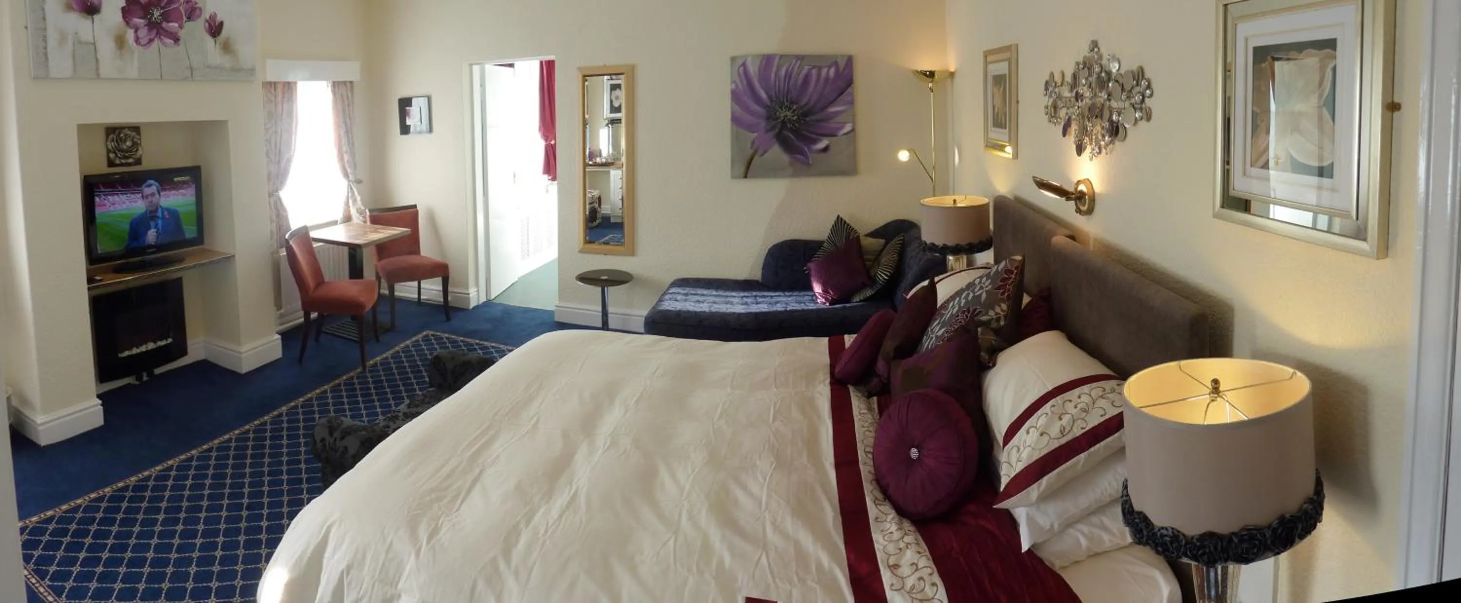 Bedroom, Bed in The Regal Hotel