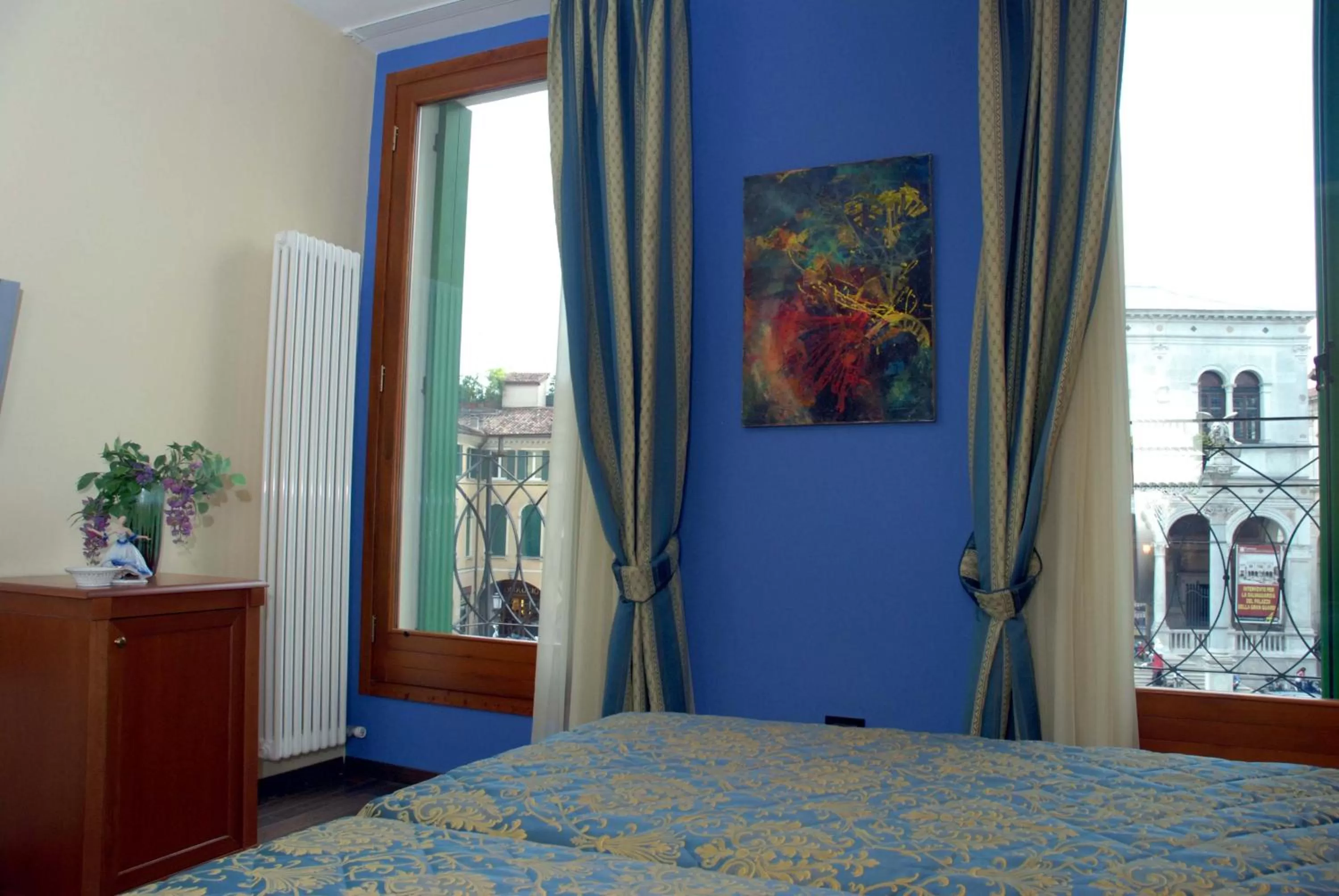 Bed in Diamantino Town House