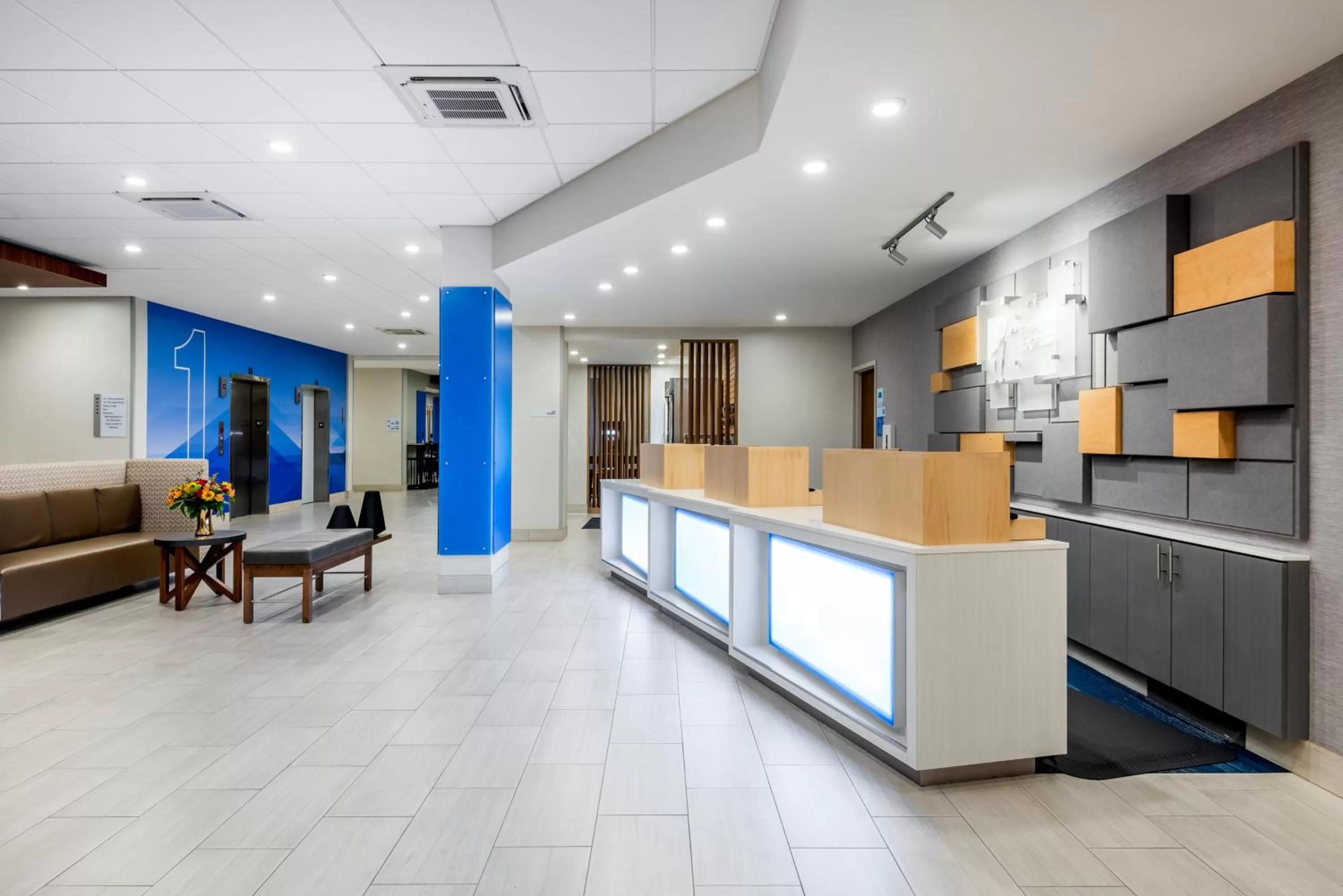 Lobby or reception in Holiday Inn Express & Suites Santa Ana - Orange County by IHG
