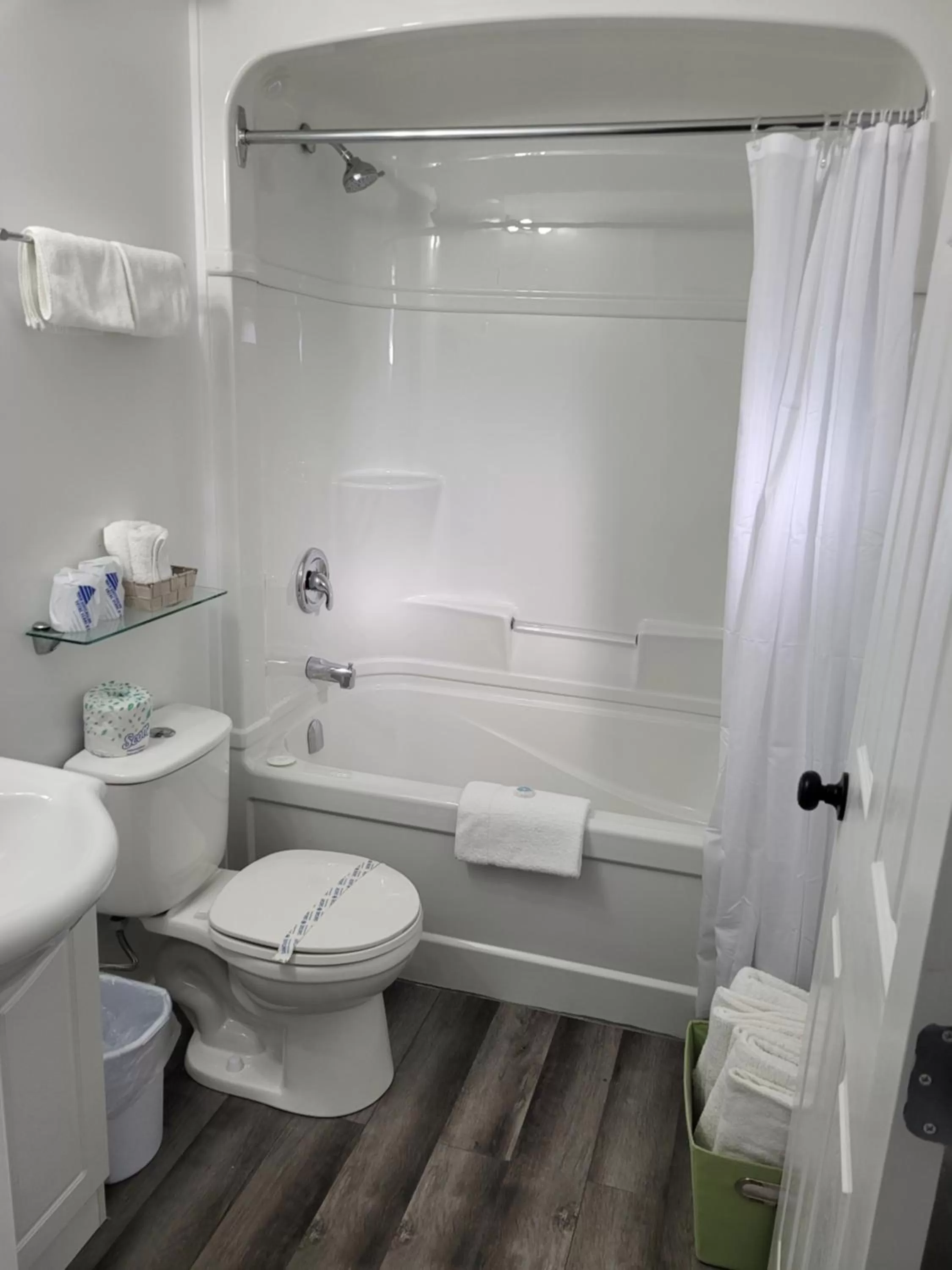 Bathroom in Pines Motel