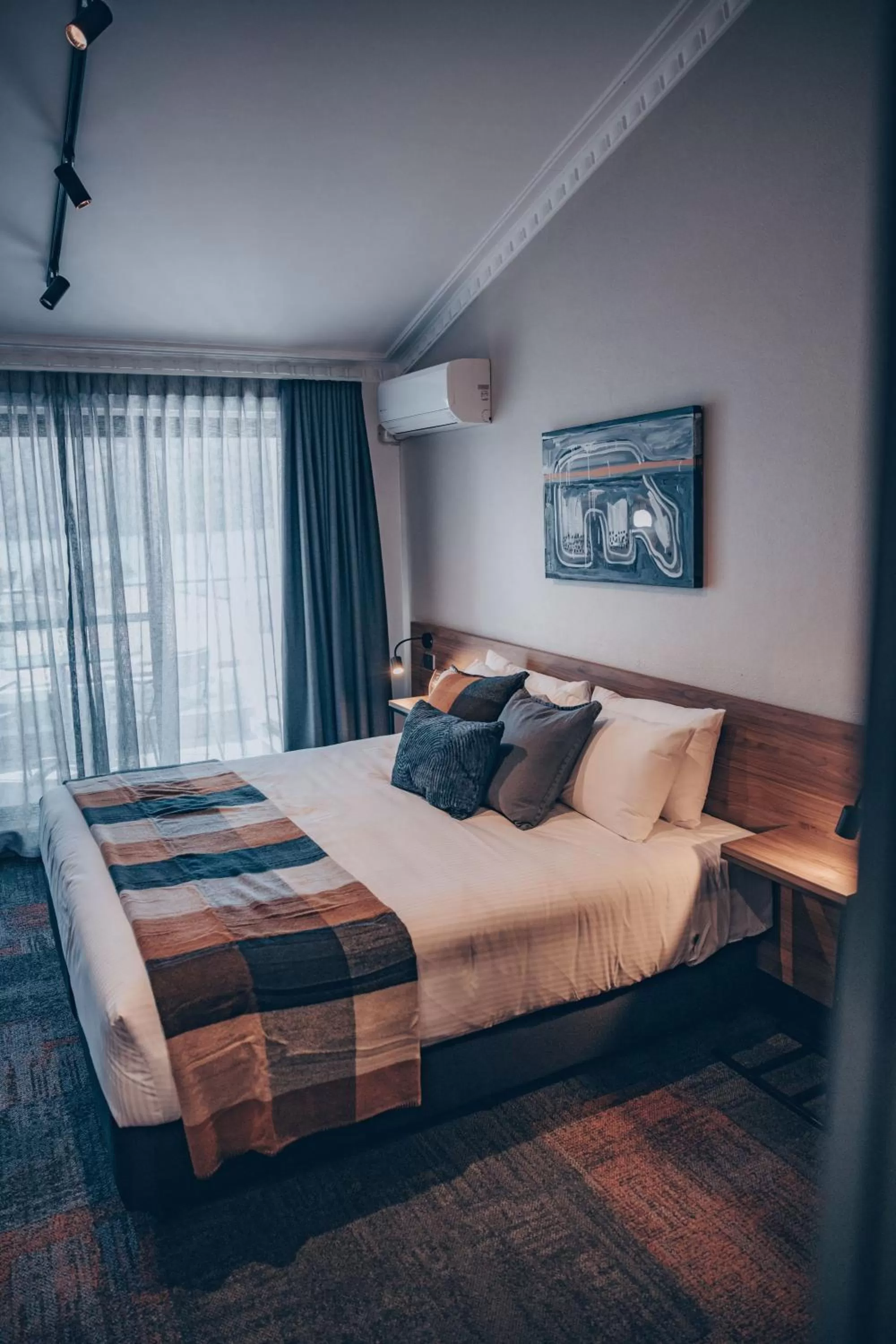 Bedroom, Bed in Banjo Paterson Inn