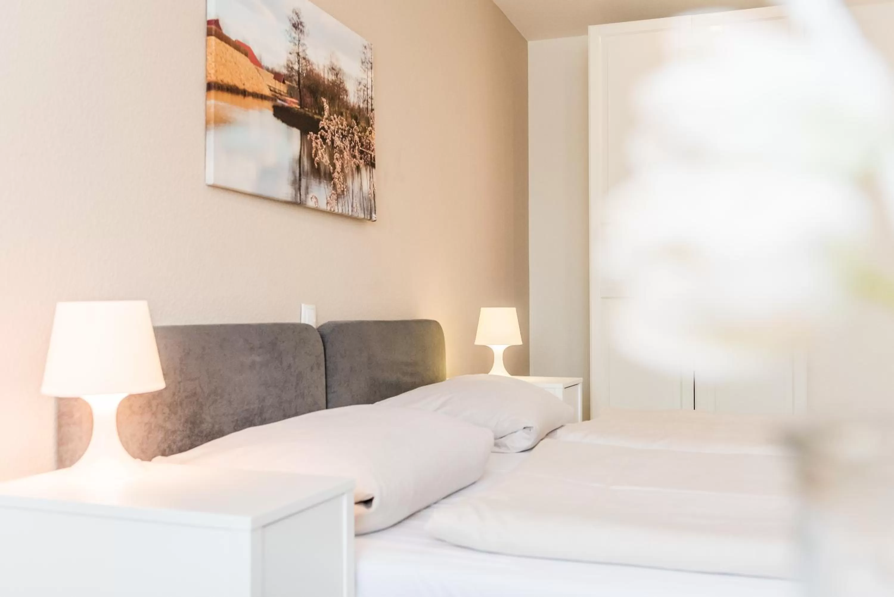 Photo of the whole room, Bed in Schäfers Hotel, Self-Check-in, Cafe und Bäcker am Hotel