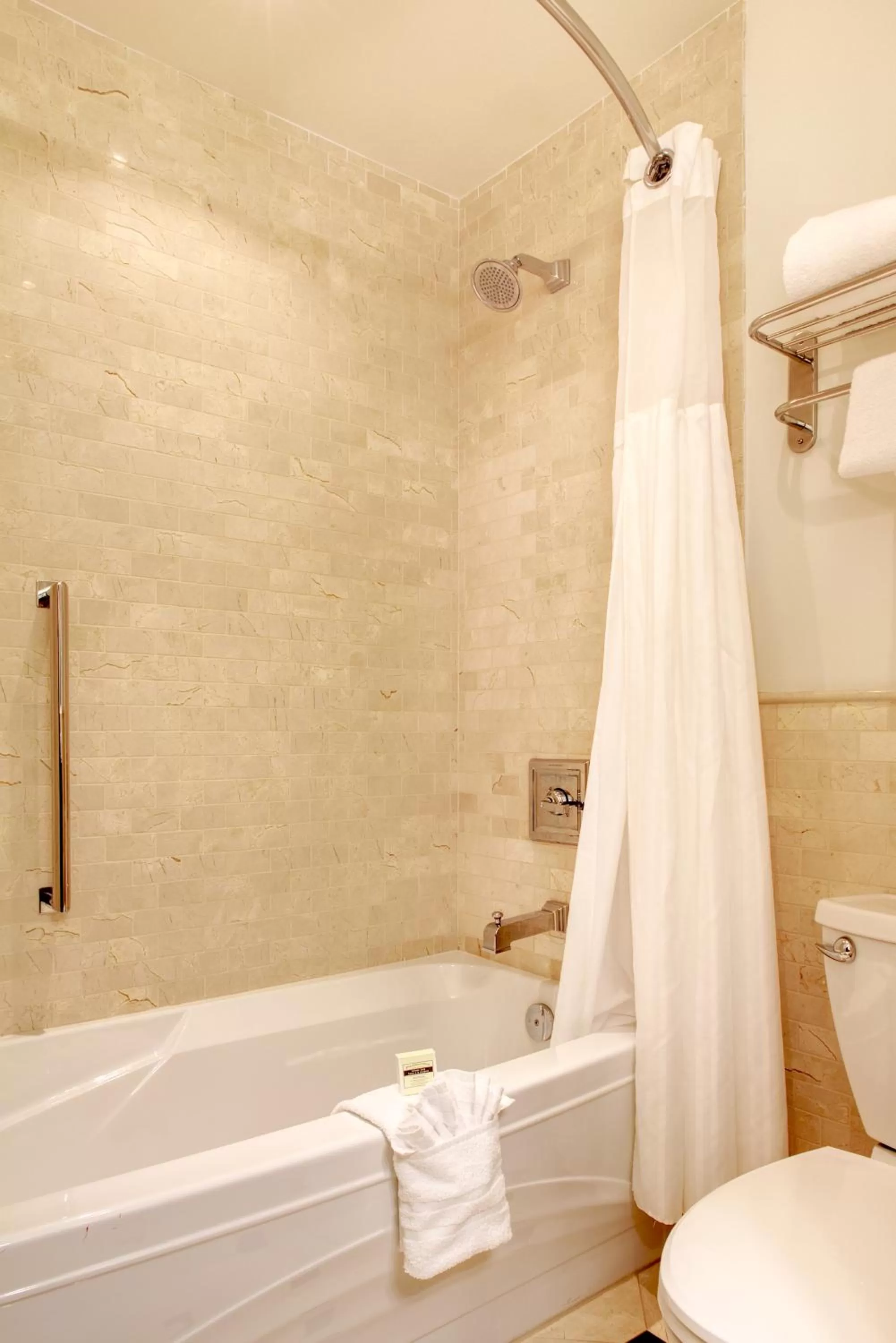 Toilet in Hotel Manoir D'Auteuil - Par Aneyro