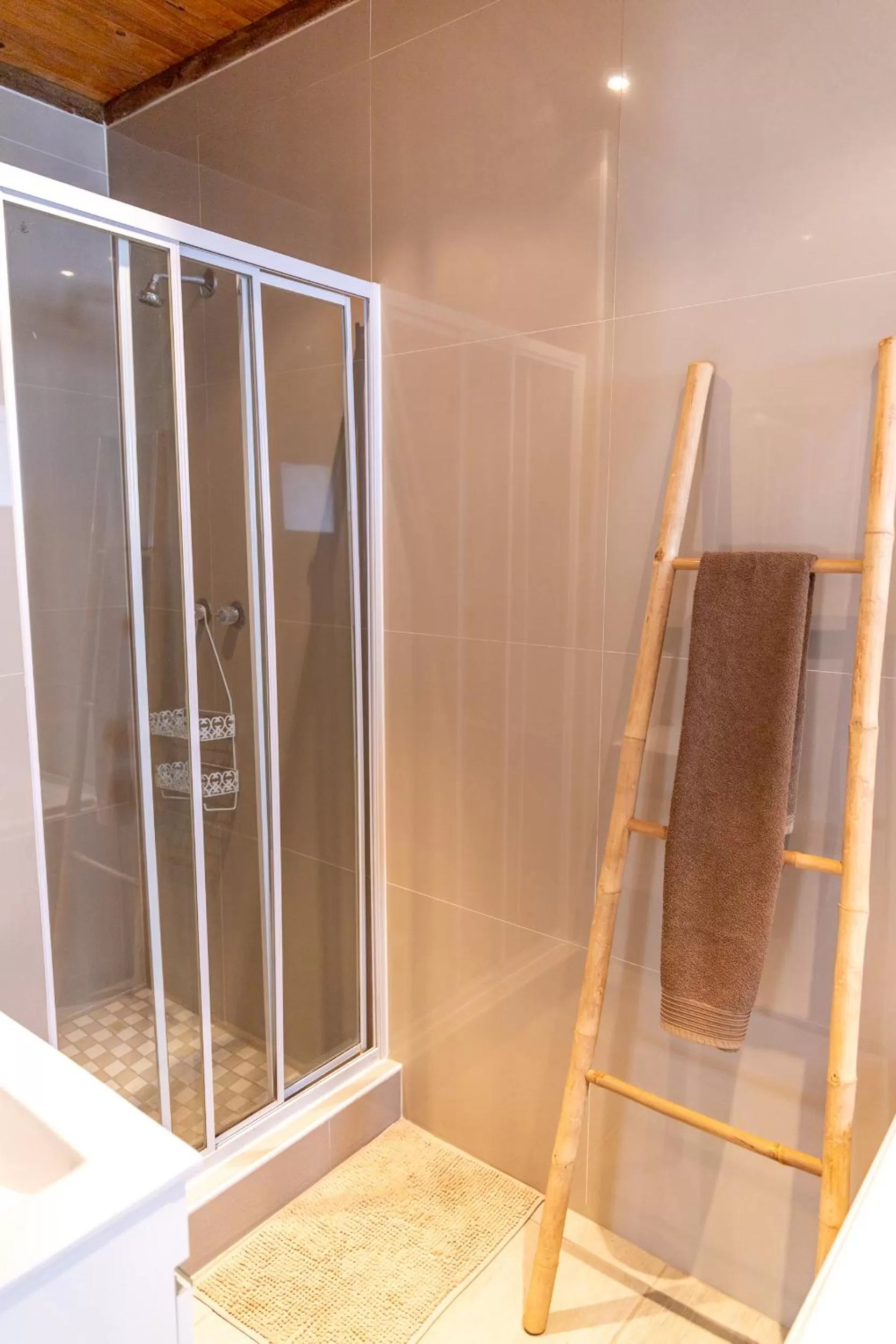 Bathroom in Out of Africa Town Lodge