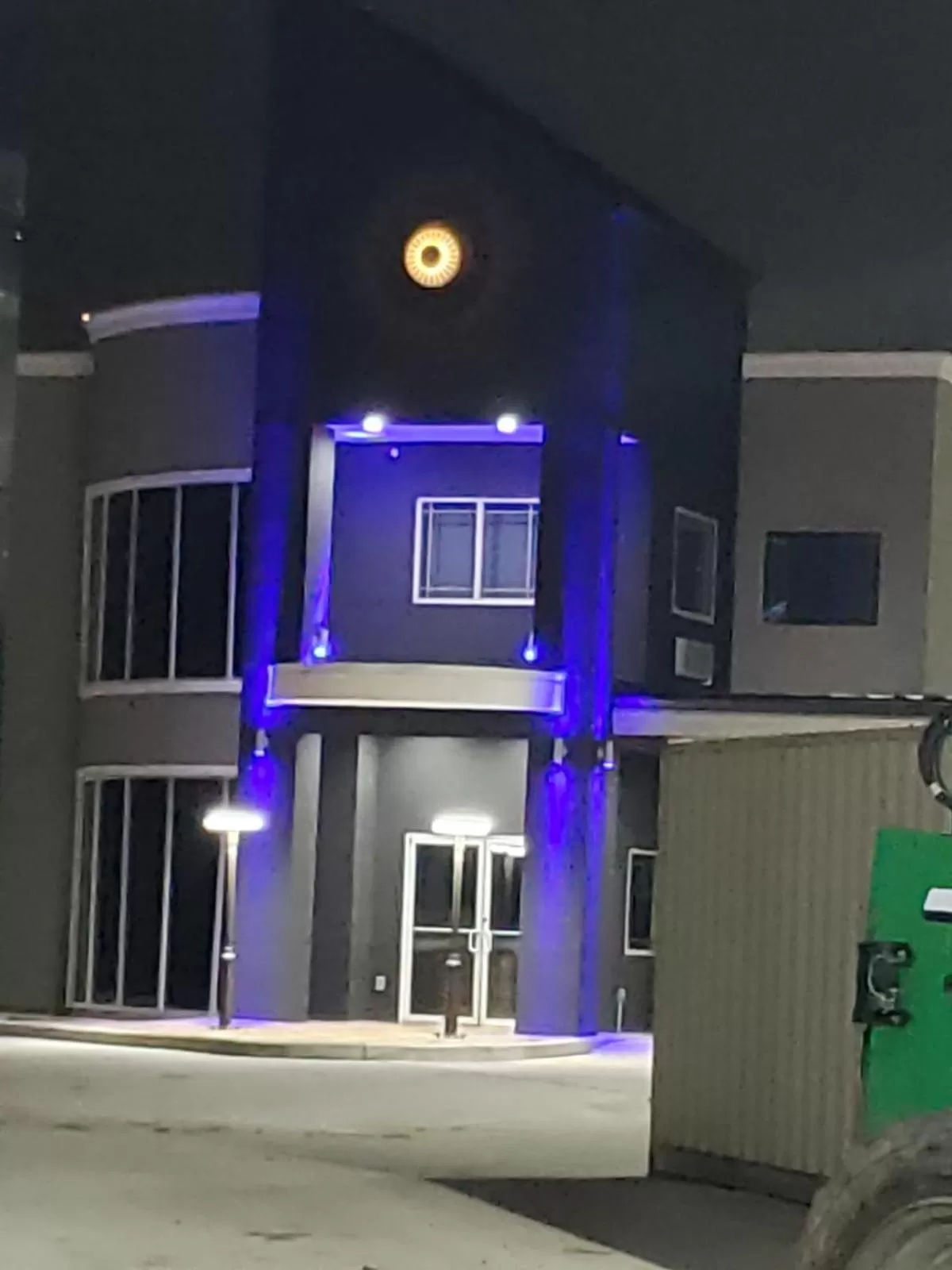 Property Building in Scottish Inns and Suites Scarsdale