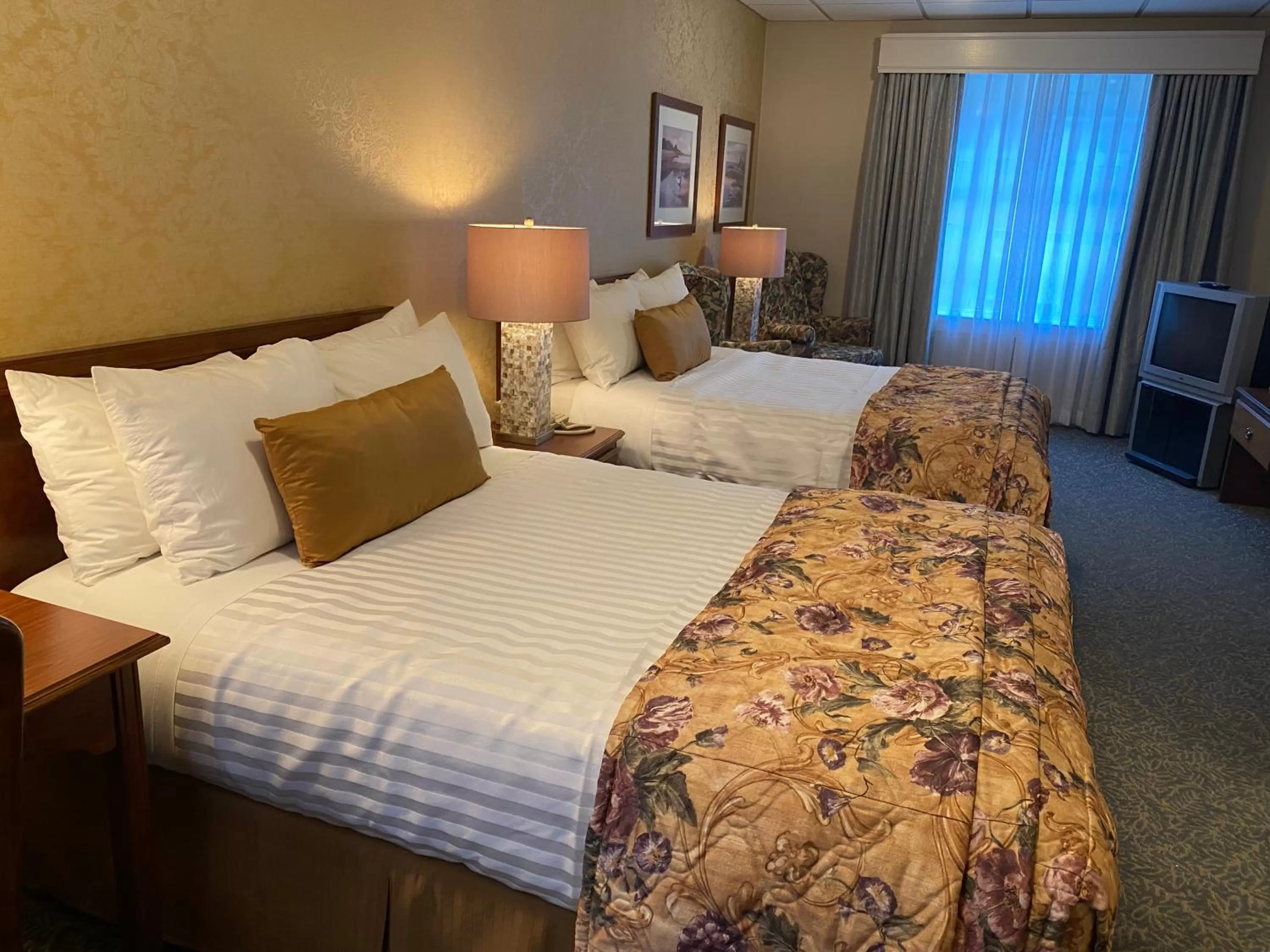 Bedroom, Bed in Kingston Hotel