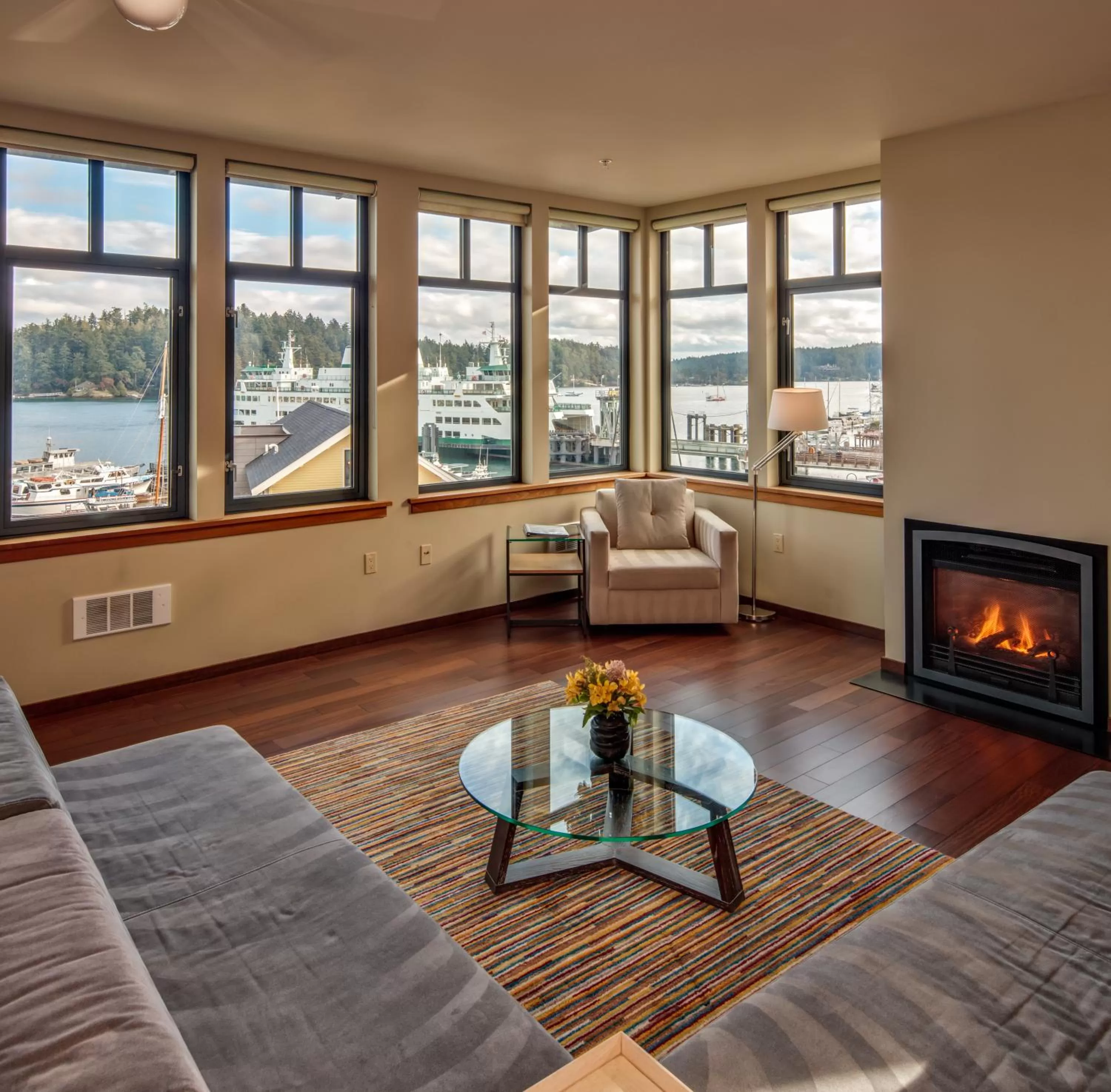 Living room, Seating Area in Island Inn at 123 West
